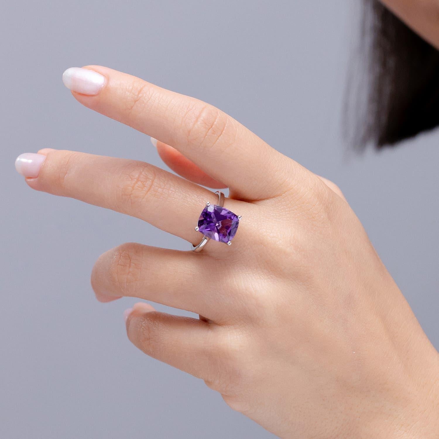 Anillo solitario de amatista Angara Natural Classic Cushion de 4,6 ct en oro macizo de 14 quilates Moderno en venta