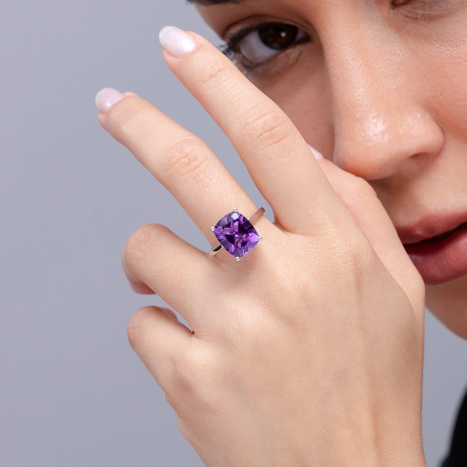 Anillo solitario de amatista Angara Natural Classic Cushion de 4,6 ct en oro macizo de 14 quilates Corte cojín en venta