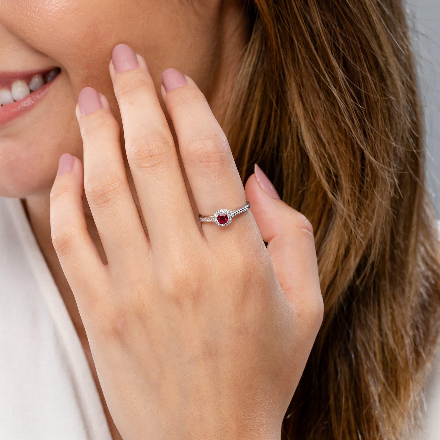 Angara Natural Classic Cushion Ruby Ring mit Diamant Halo in 14K massivem Gold (Moderne) im Angebot