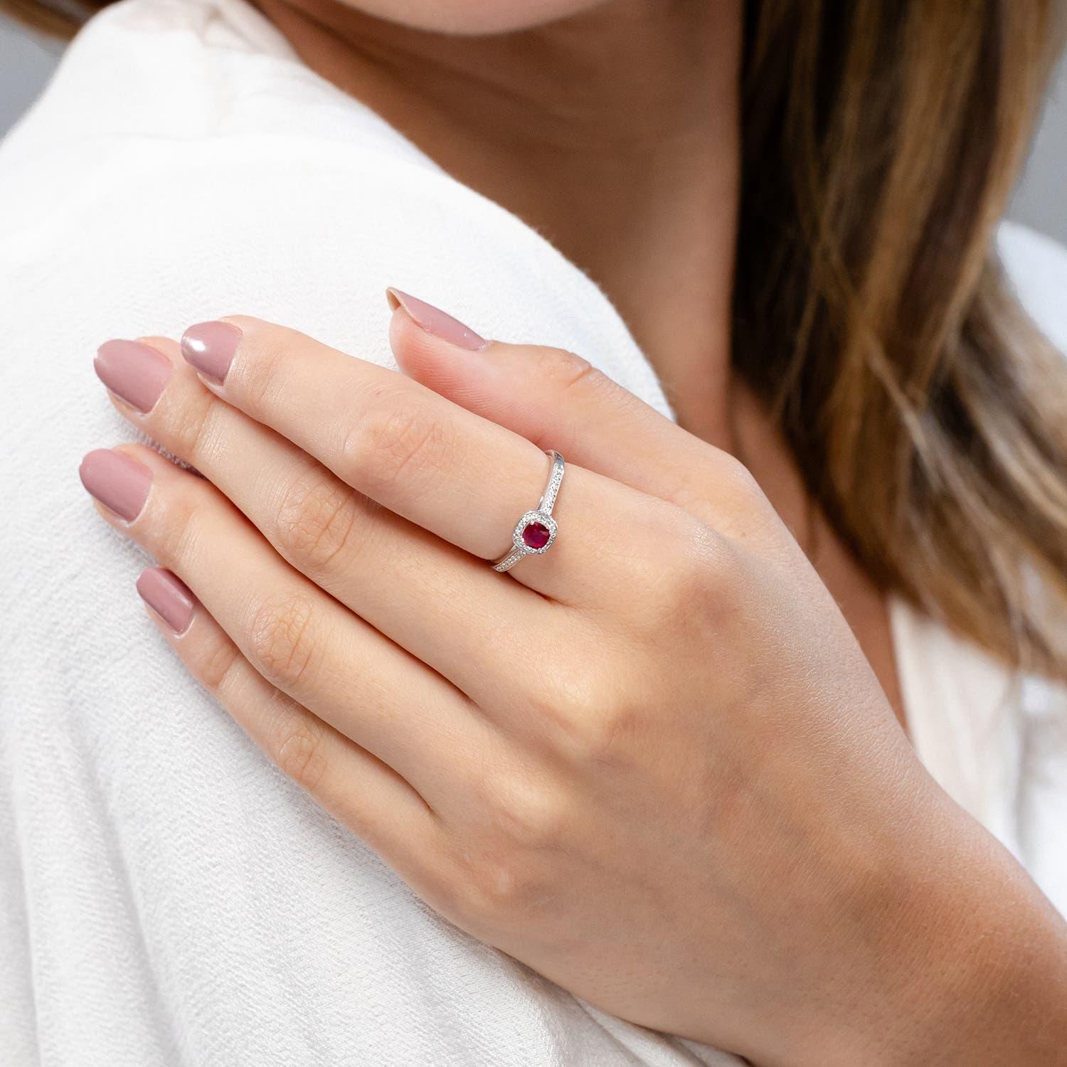 Angara Natural Classic Cushion Ruby Ring mit Diamant Halo in 14K massivem Gold (Kissenschliff) im Angebot
