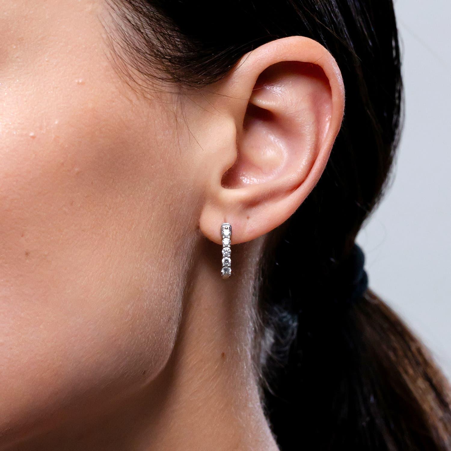 Moderno Orecchini a cerchio con diamante classico naturale di Angara in oro massiccio 14K per donna in vendita