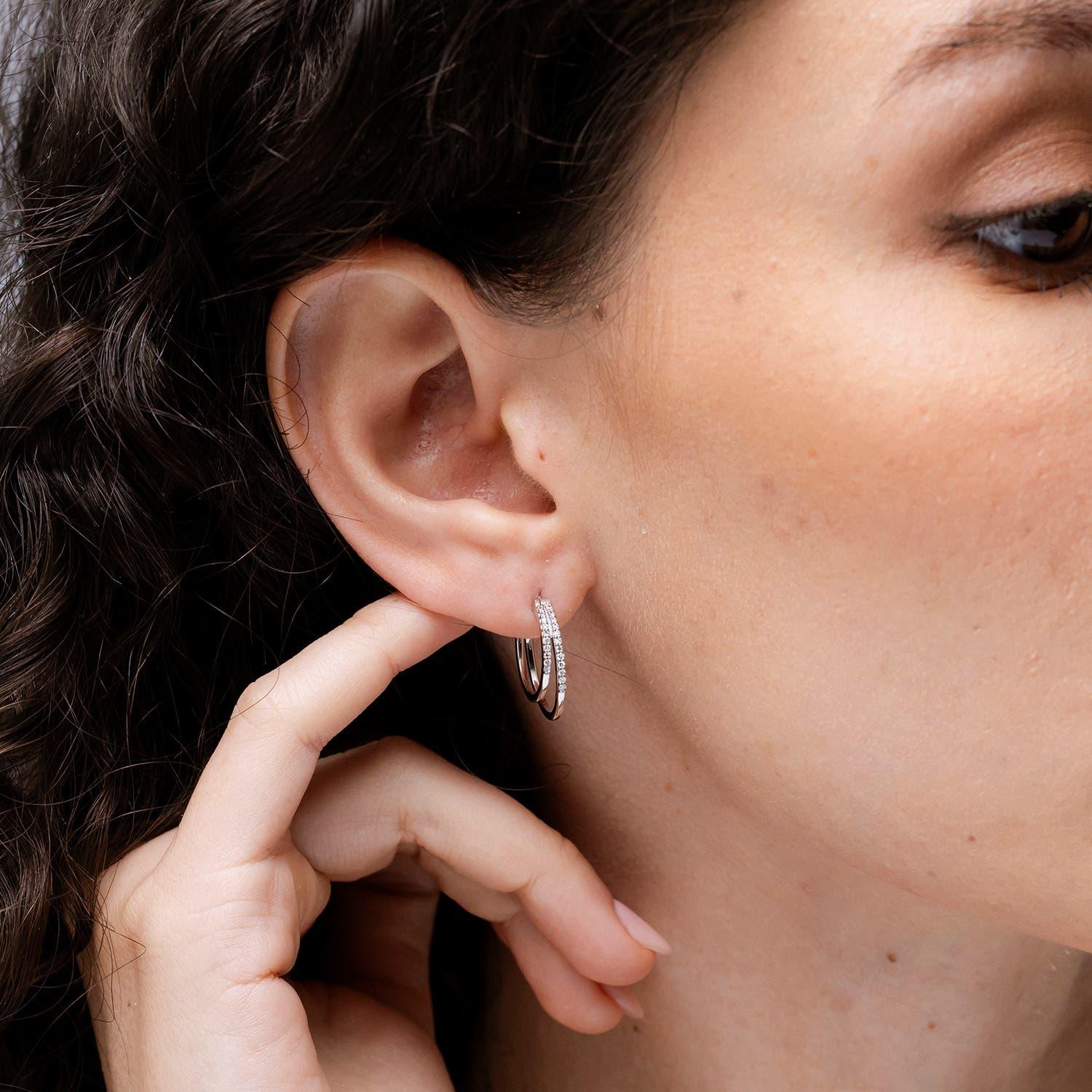 Angara Natürliche Klassische Diamantbesetzte Doppelte Creolen in 14K Massiv Gold (Moderne) im Angebot