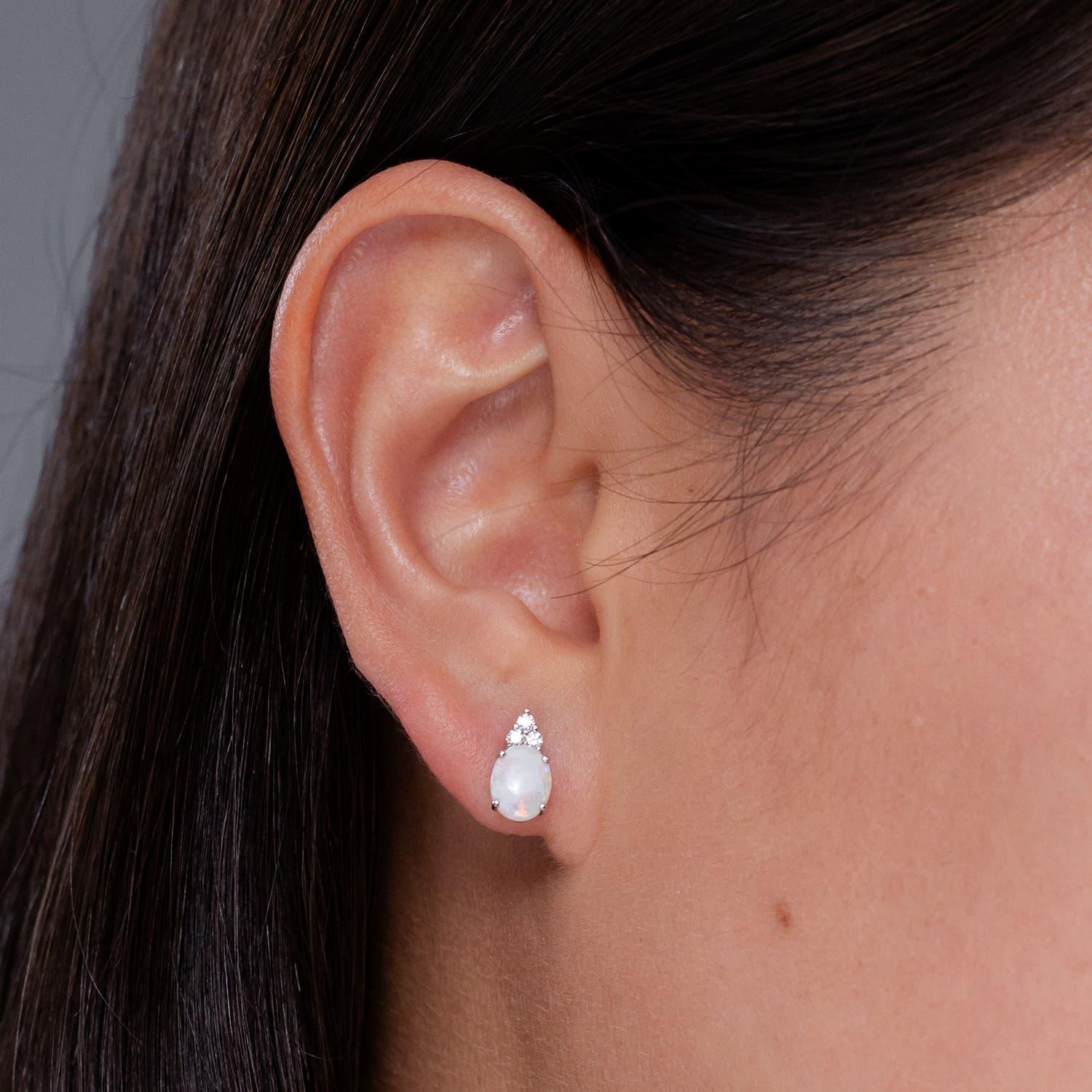 Moderne Angara Natural Classic Opal Solitaire Stud Earring with Diamond in 14K Gold (Boucles d'oreilles solitaires en or 14K) en vente