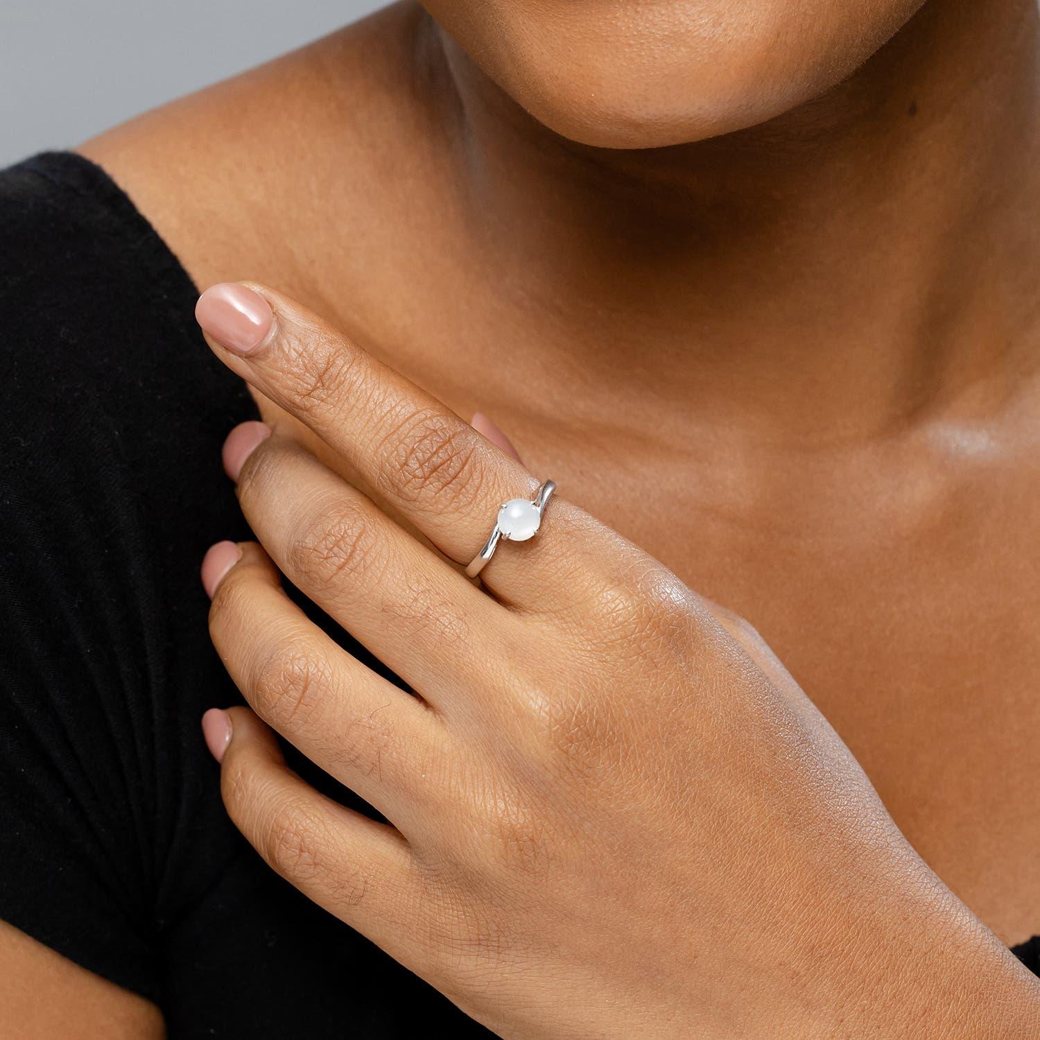 Angara Anillo de oro de 14 quilates con solitario solitario de piedra lunar redondo natural clásico de 1,25 quilates Moderno en venta