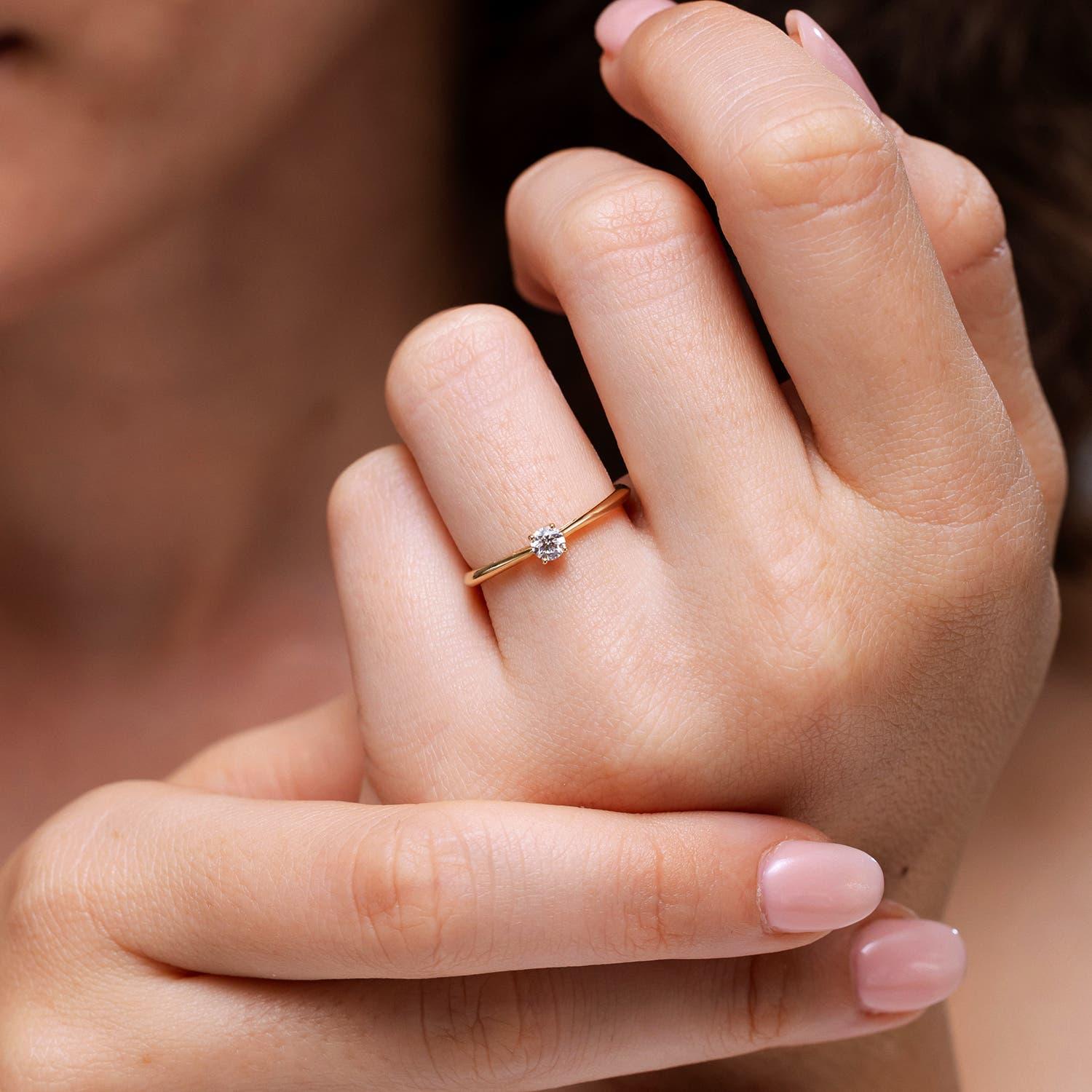 Angara natürlichen klassischen runden Diamanten Solitär Verlobungsring in 14K massivem Gold (Moderne) im Angebot