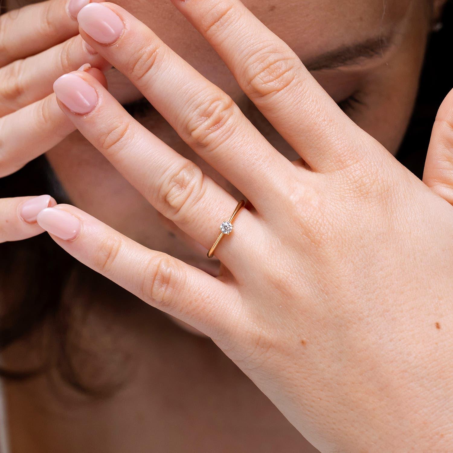 Angara natürlichen klassischen runden Diamanten Solitär Verlobungsring in 14K massivem Gold (Rundschliff) im Angebot