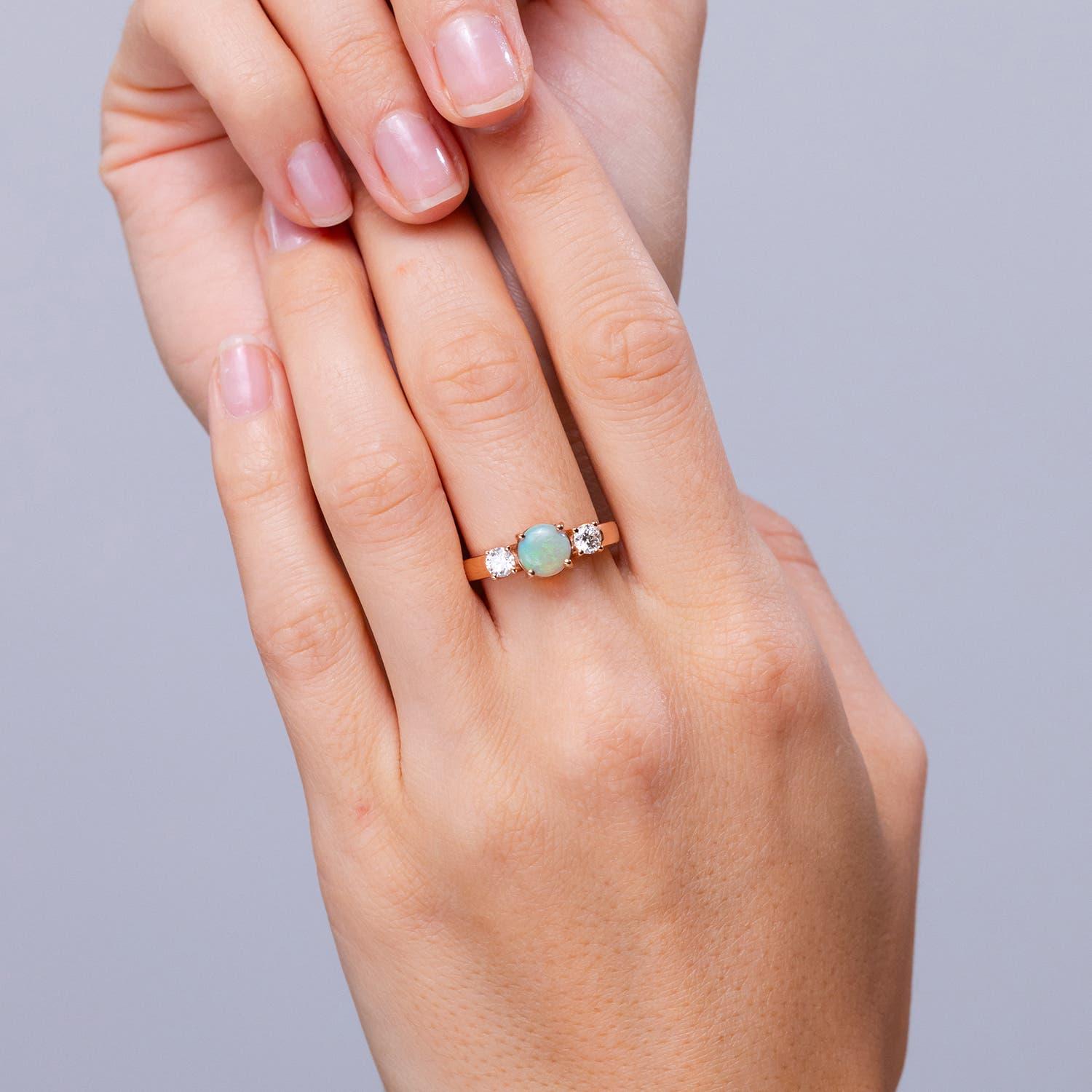 Angara natürlichen klassischen runden Opal und Diamant-Verlobungsring in 14K massivem Gold (Moderne) im Angebot