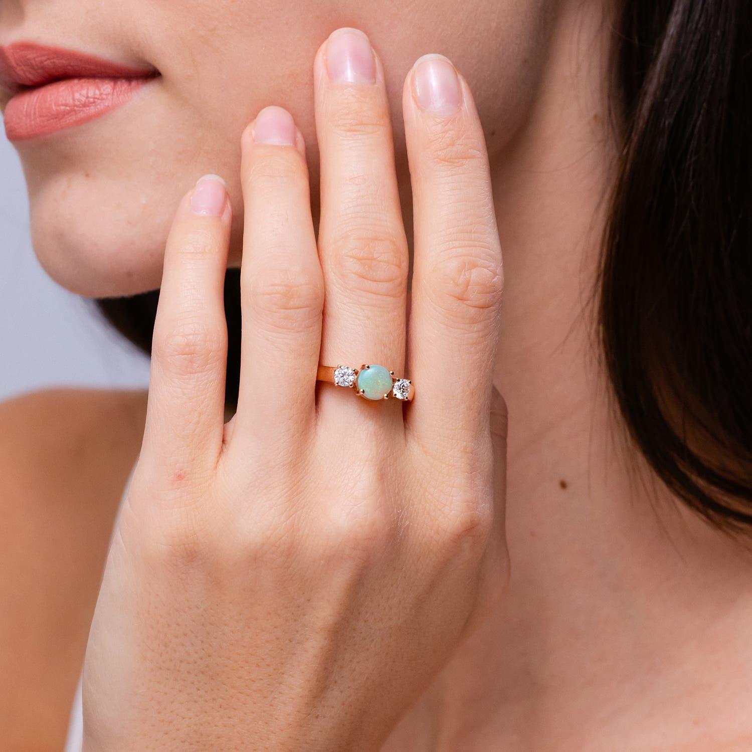 Angara natürlichen klassischen runden Opal und Diamant-Verlobungsring in 14K massivem Gold (Rundschliff) im Angebot