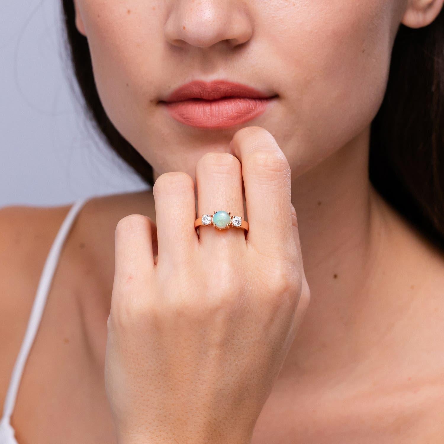 Angara natürlichen klassischen runden Opal und Diamant-Verlobungsring in 14K massivem Gold im Zustand „Neu“ im Angebot in Los Angeles, CA