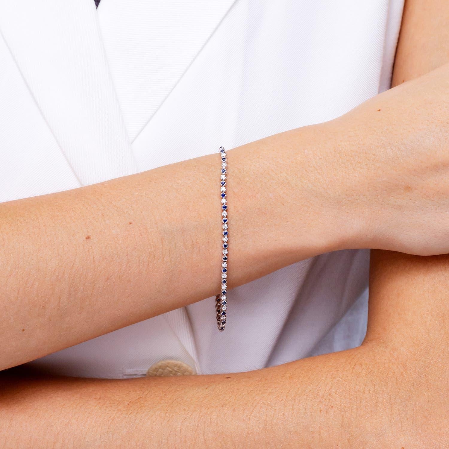 Moderne Bracelet de tennis en or 14 carats avec saphir rond classique et diamant Angara Nature en vente