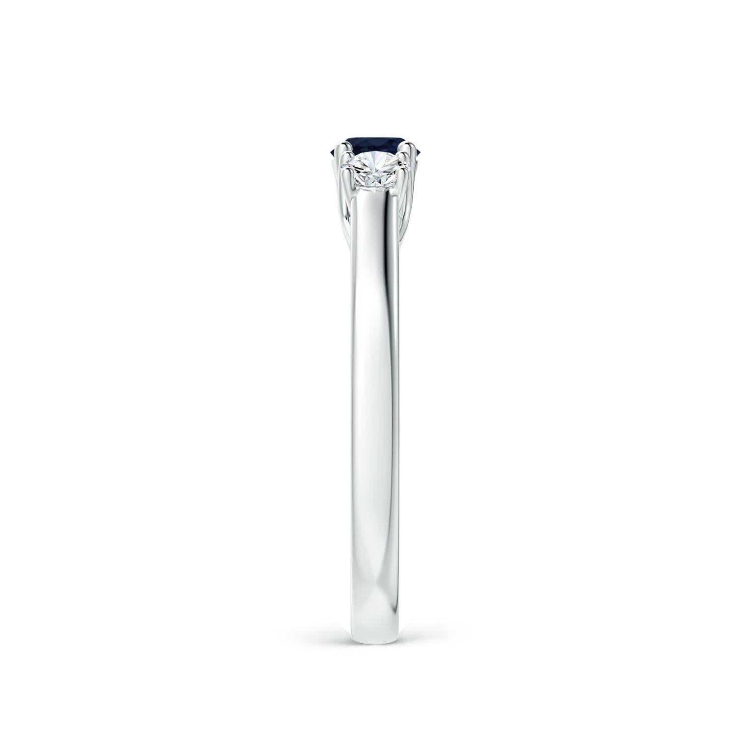 Angara Anillo Clásico Natural de Tres Piedras de Zafiro Redondo y Diamante en Oro de 14K Corte redondo en venta