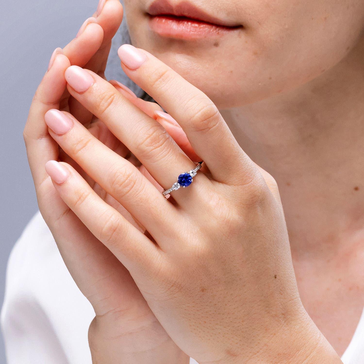 Angara Natürlicher Klassischer Runder Tansanit und Diamant Verlobungsring in 14K Gold (Rundschliff) im Angebot