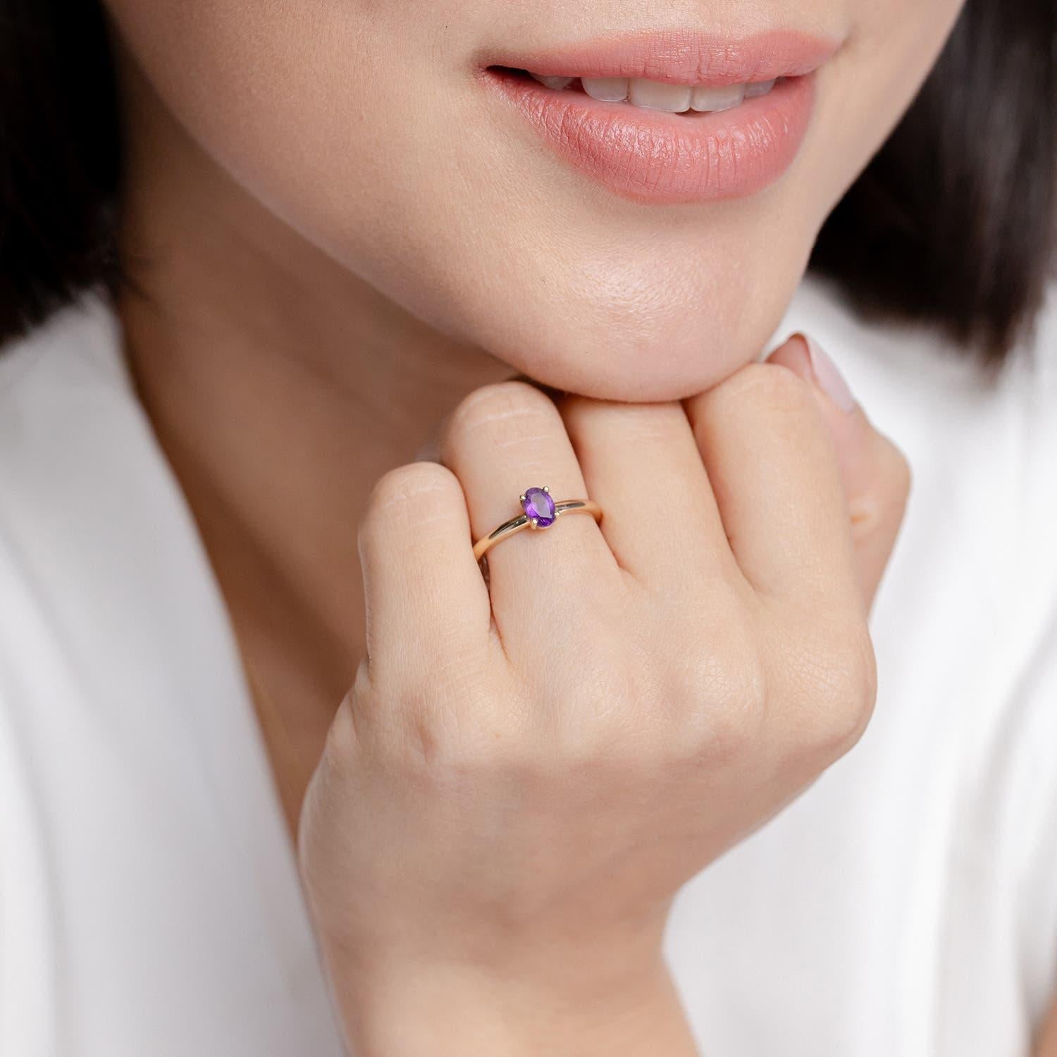 Moderne Angara Natural Classic Solitaire Oval Amethyst Promise Ring in 14K Solid Gold (Bague de promesse en or massif 14K) en vente