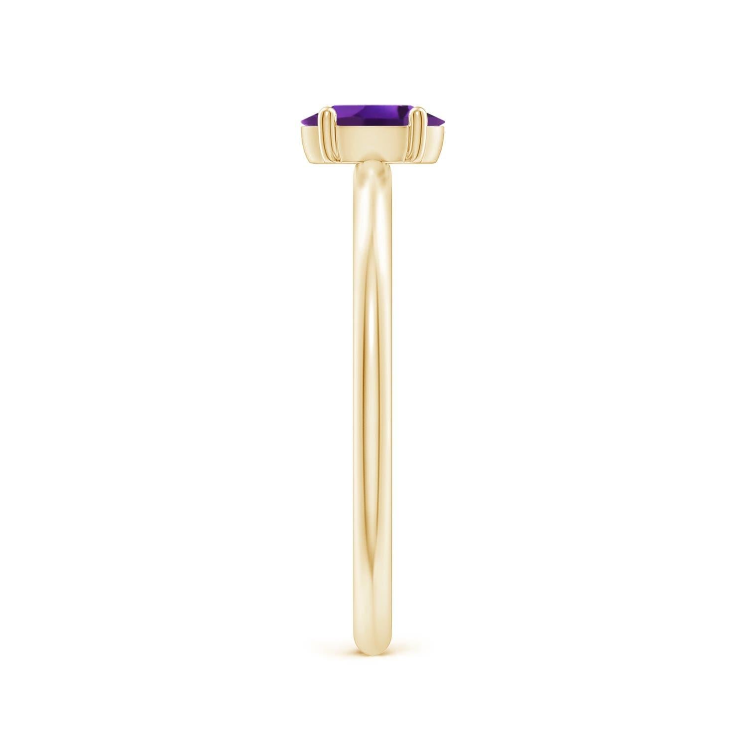 Taille ovale Angara Natural Classic Solitaire Oval Amethyst Promise Ring in 14K Solid Gold (Bague de promesse en or massif 14K) en vente