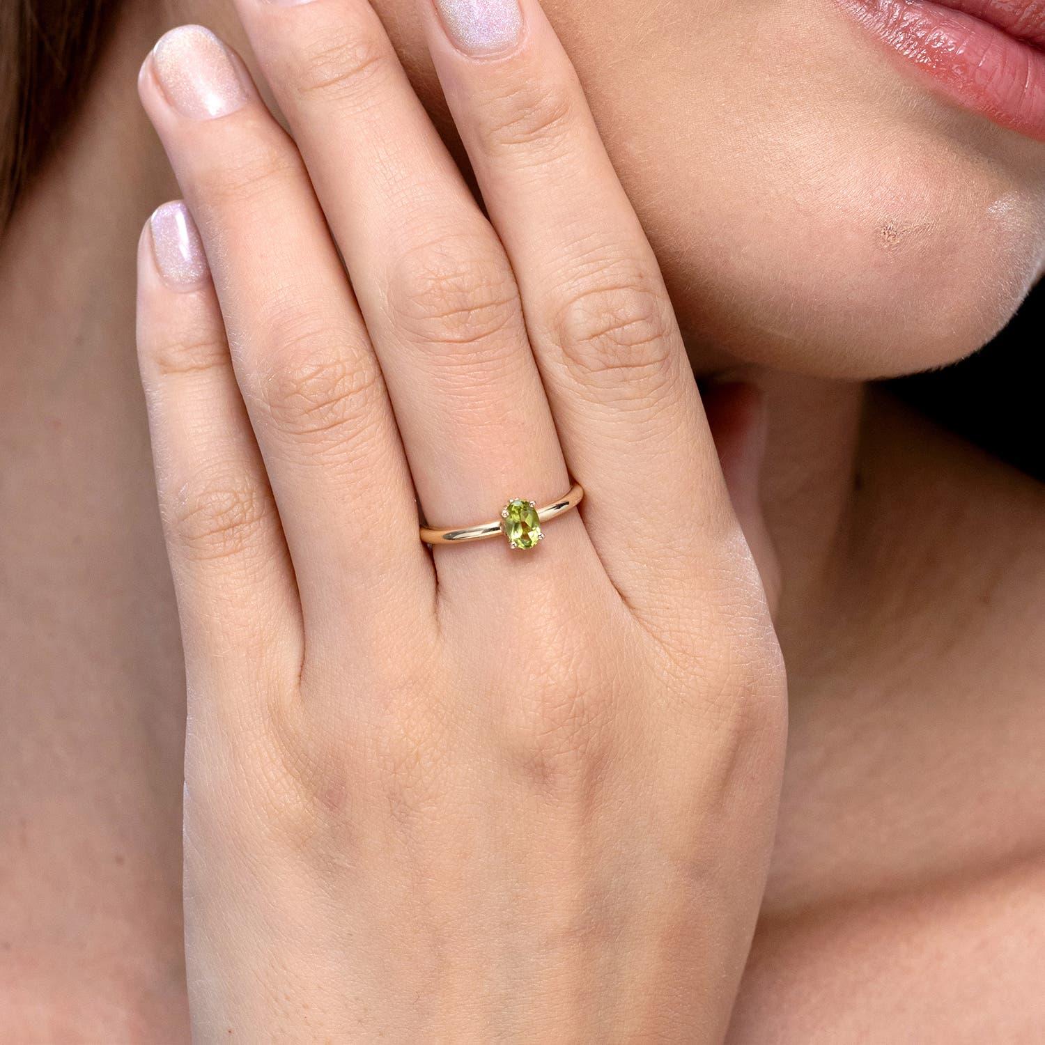 Angara natürlichen klassischen Solitär ovalen Peridot Versprechen Ring in 14K massivem Gold (Moderne) im Angebot