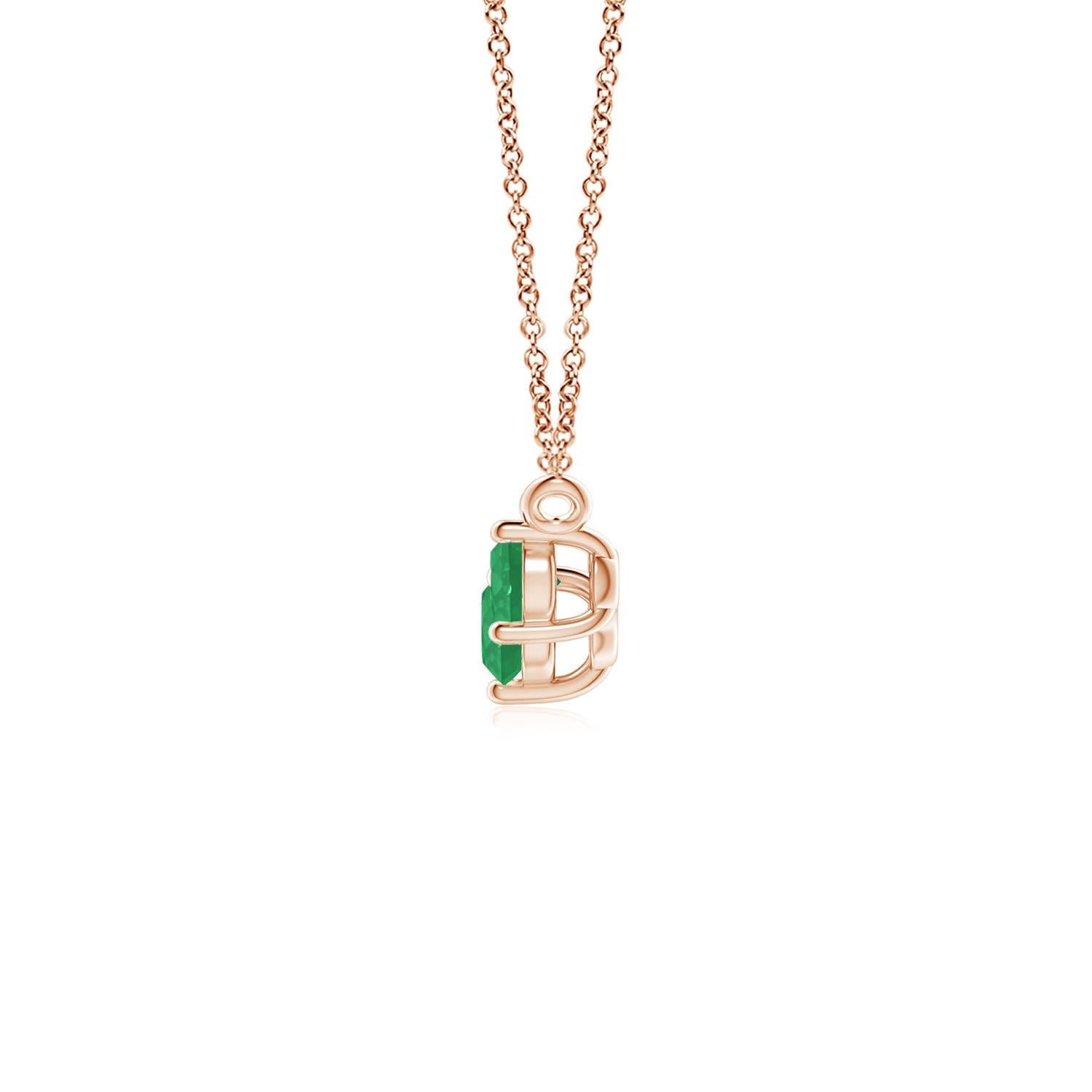 Ce collier trio d'émeraudes représentera magnifiquement votre amour et votre engagement indéfectibles. Fixées dans des montures à griffes en or rose 14k, les trois émeraudes rondes d'un vert luxuriant semblent flotter sur la chaîne. La composition