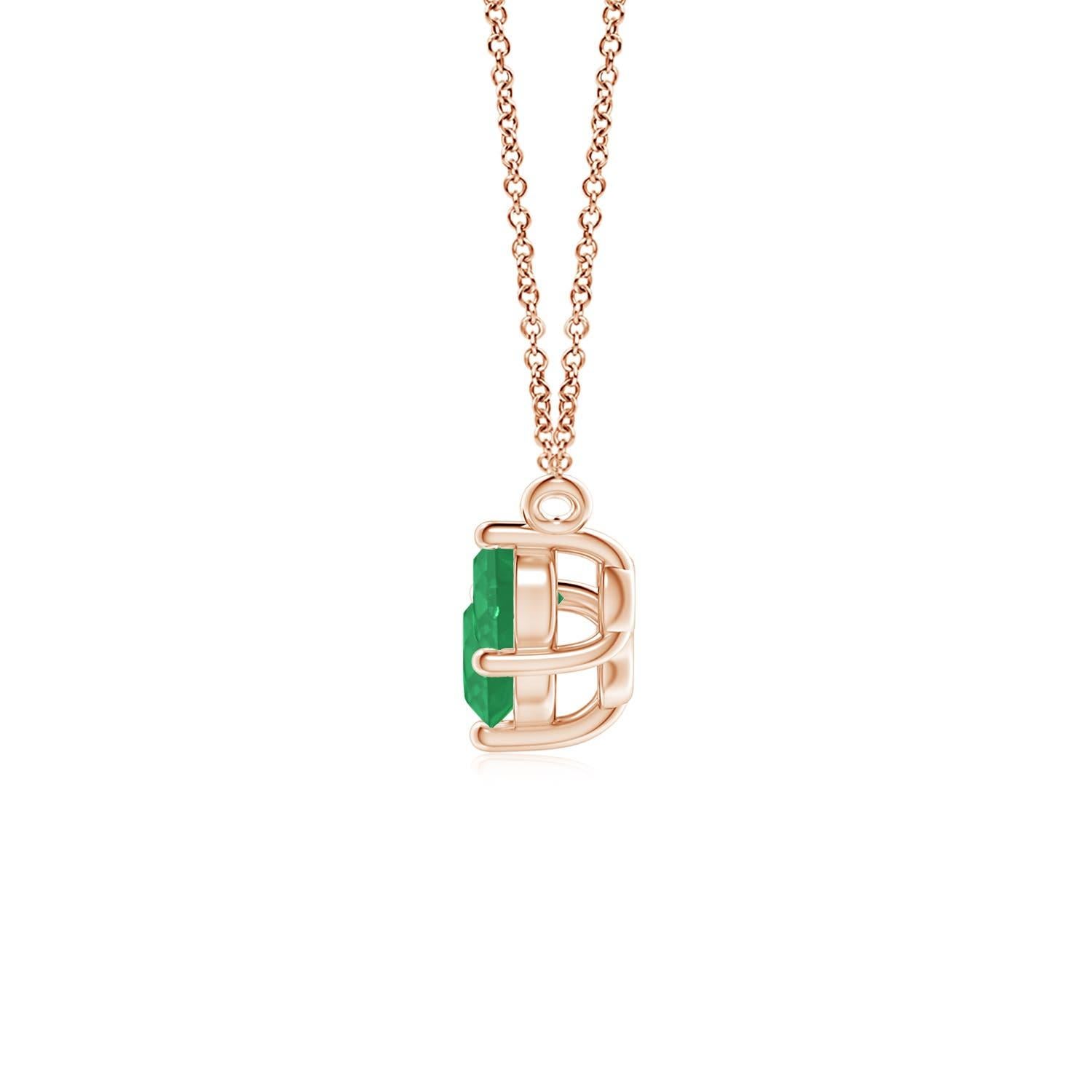 Ce collier trio d'émeraudes représentera magnifiquement votre amour et votre engagement indéfectibles. Fixées dans des montures à griffes en or rose 14k, les trois émeraudes rondes d'un vert luxuriant semblent flotter sur la chaîne. La composition