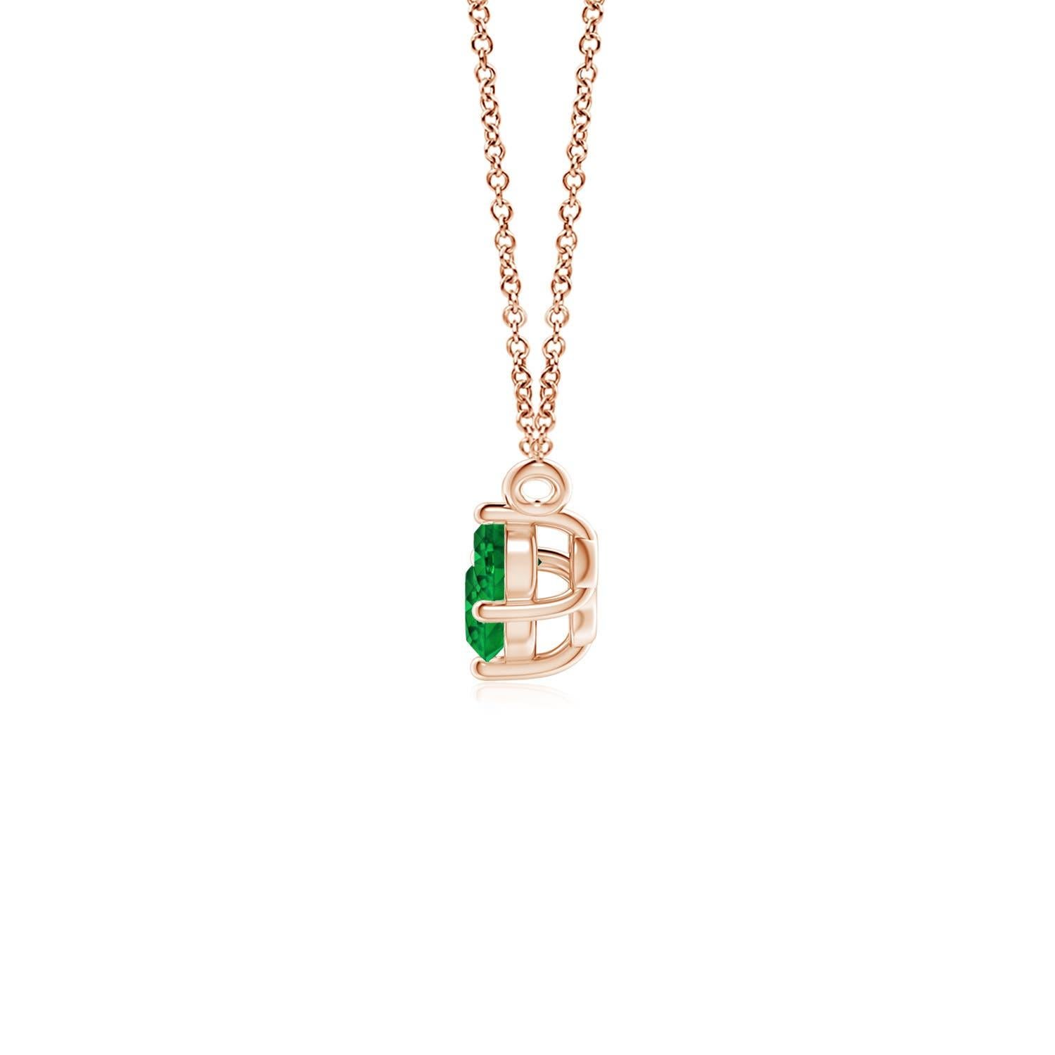 Ce collier trio d'émeraudes représentera magnifiquement votre amour et votre engagement indéfectibles. Fixées dans des montures à griffes en or rose 14k, les trois émeraudes rondes d'un vert luxuriant semblent flotter sur la chaîne. La composition