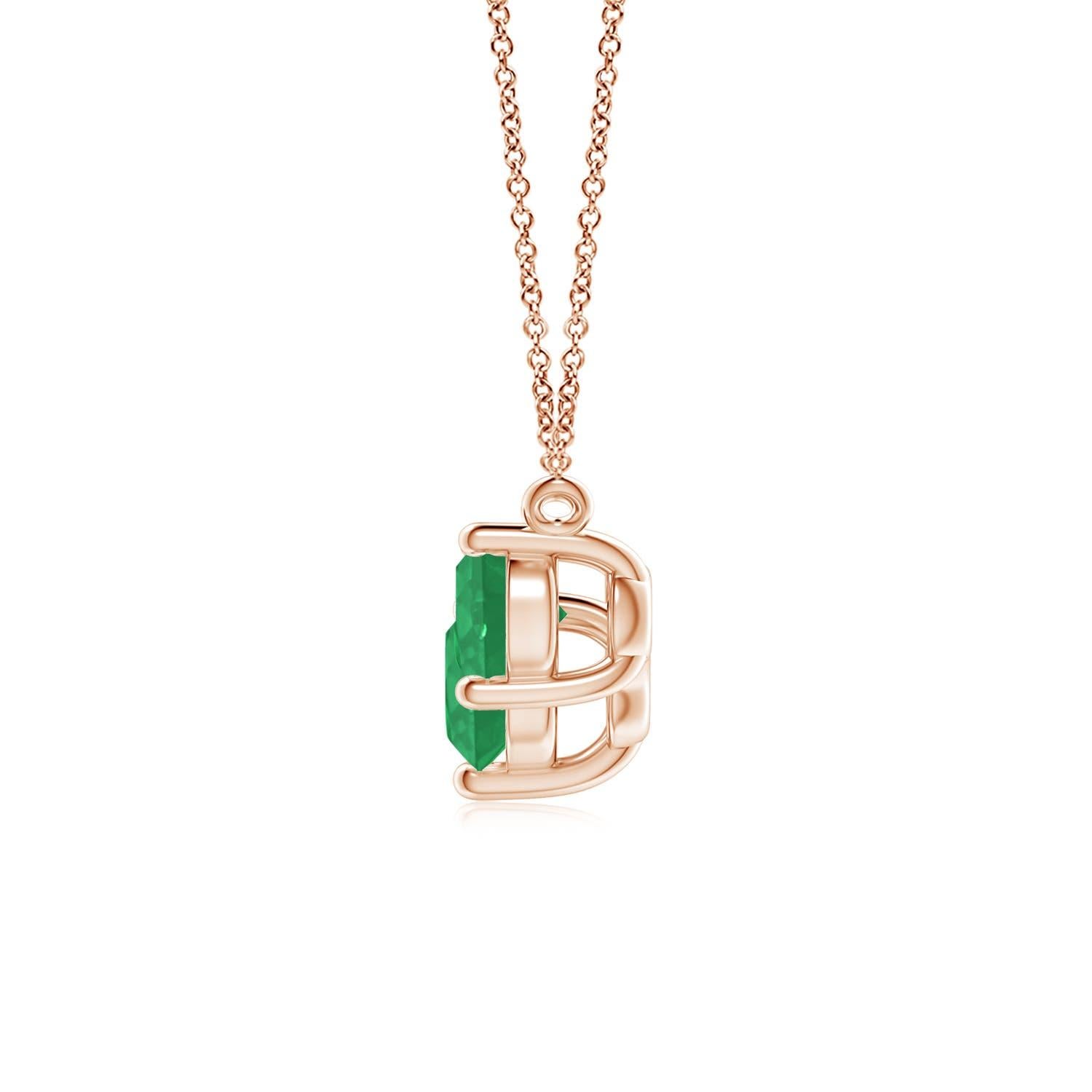 Ce collier trio d'émeraudes représentera magnifiquement votre amour et votre engagement indéfectibles. Fixées dans des montures à griffes en or rose 14k, les trois émeraudes rondes d'un vert luxuriant semblent flotter sur la chaîne. La composition