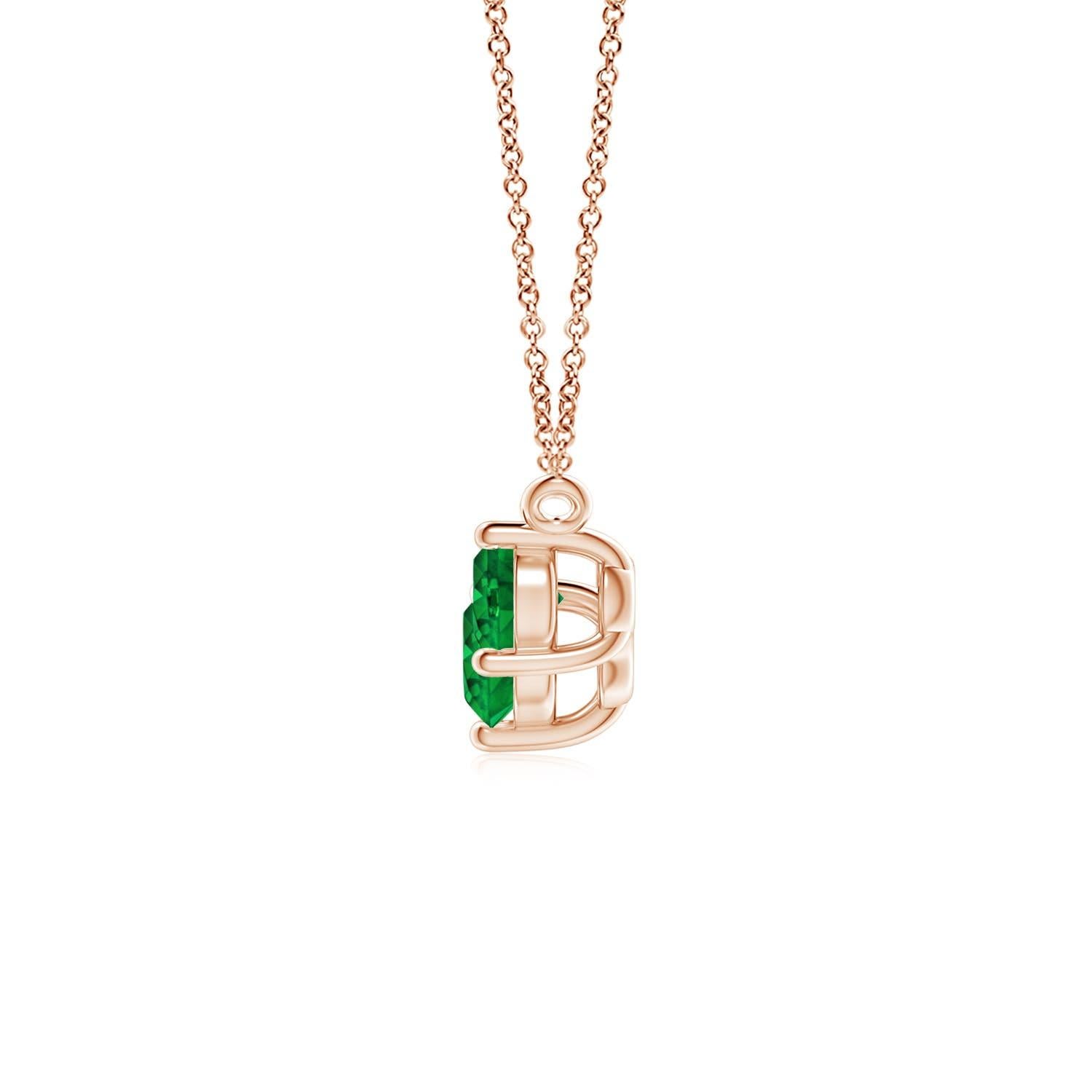 Ce collier trio d'émeraudes représentera magnifiquement votre amour et votre engagement indéfectibles. Fixées dans des montures à griffes en or rose 14k, les trois émeraudes rondes d'un vert luxuriant semblent flotter sur la chaîne. La composition