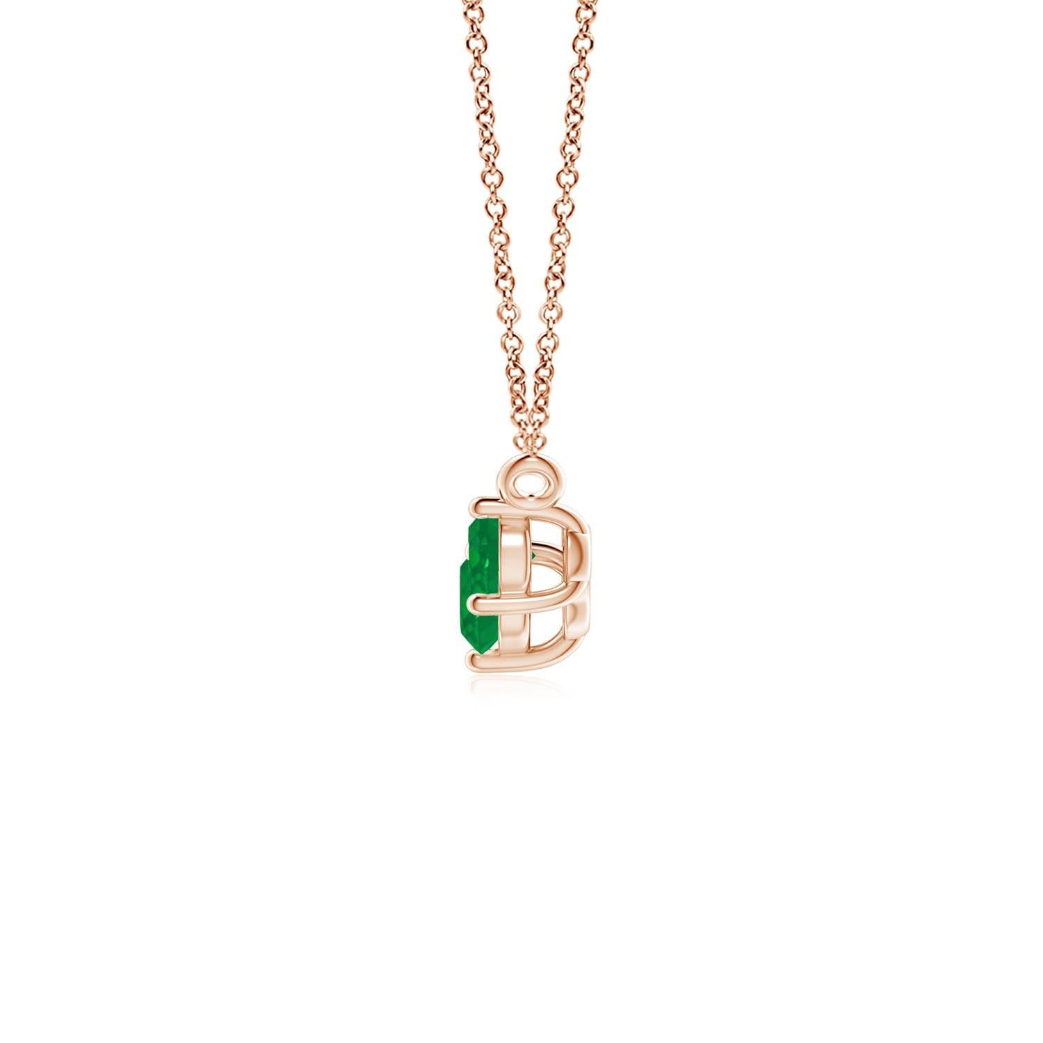 Ce collier trio d'émeraudes représentera magnifiquement votre amour et votre engagement indéfectibles. Fixées dans des montures à griffes en or rose 14k, les trois émeraudes rondes d'un vert luxuriant semblent flotter sur la chaîne. La composition
