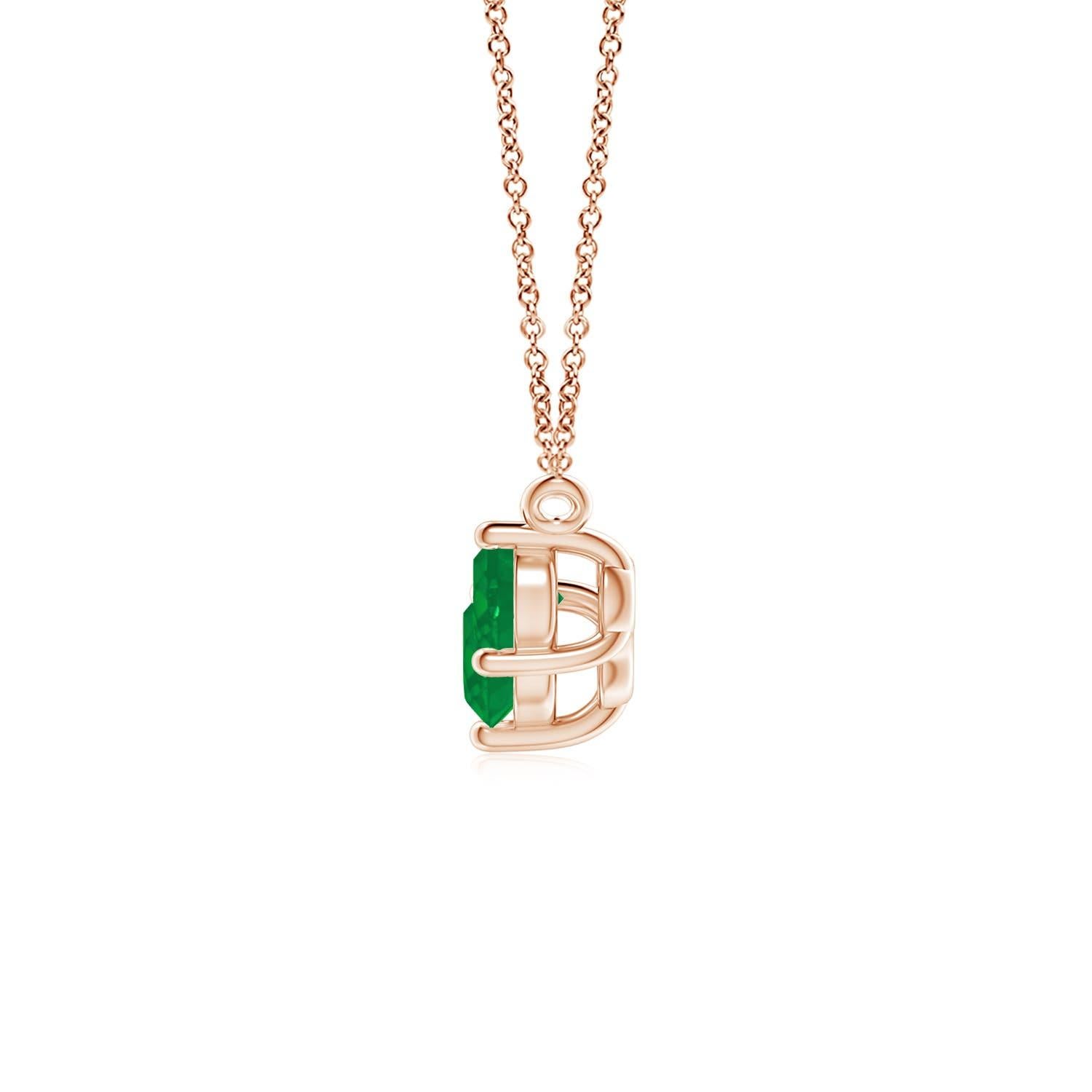Ce collier trio d'émeraudes représentera magnifiquement votre amour et votre engagement indéfectibles. Fixées dans des montures à griffes en or rose 14k, les trois émeraudes rondes d'un vert luxuriant semblent flotter sur la chaîne. La composition