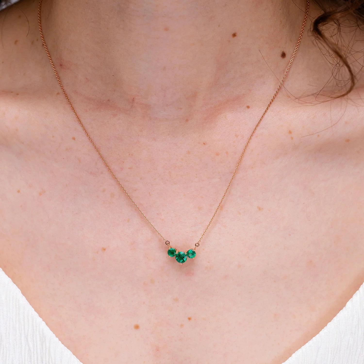 Moderne ANGARA  Collier d'émeraudes rondes Nature Trio en or rose 14 carats pour femmes en vente