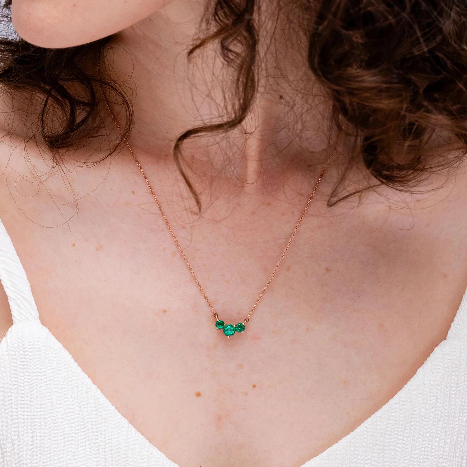 ANGARA  Collier d'émeraudes rondes Nature Trio en or rose 14 carats pour femmes Pour femmes en vente