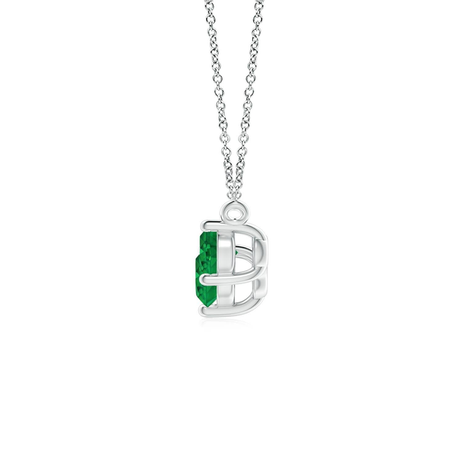 Ce collier trio d'émeraudes représentera magnifiquement votre amour et votre engagement indéfectibles. Fixées dans des montures à griffes en or blanc 14k, les trois émeraudes rondes d'un vert luxuriant semblent flotter sur la chaîne. L'arrangement