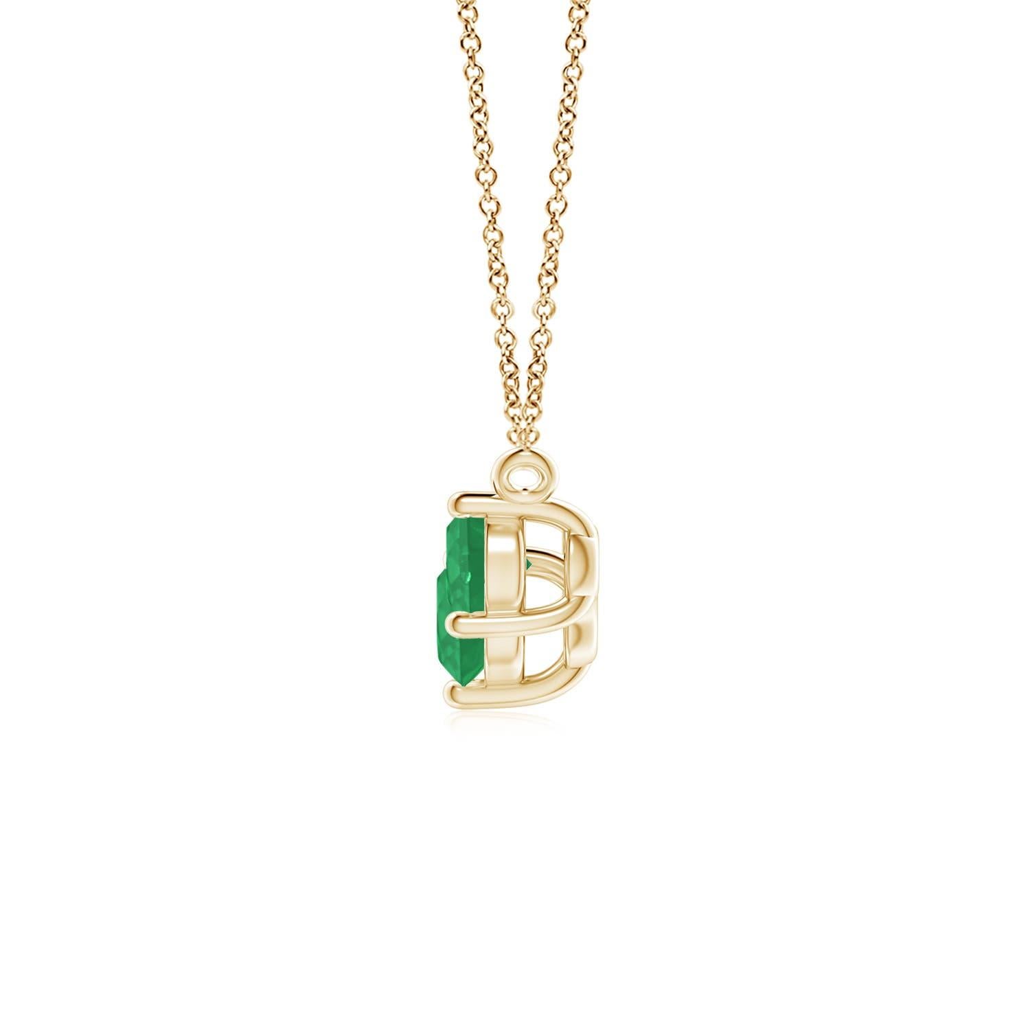Ce collier trio d'émeraudes représentera magnifiquement votre amour et votre engagement indéfectibles. Fixées dans des montures à griffes en or jaune 14k, les trois émeraudes rondes d'un vert luxuriant semblent flotter sur la chaîne. La composition