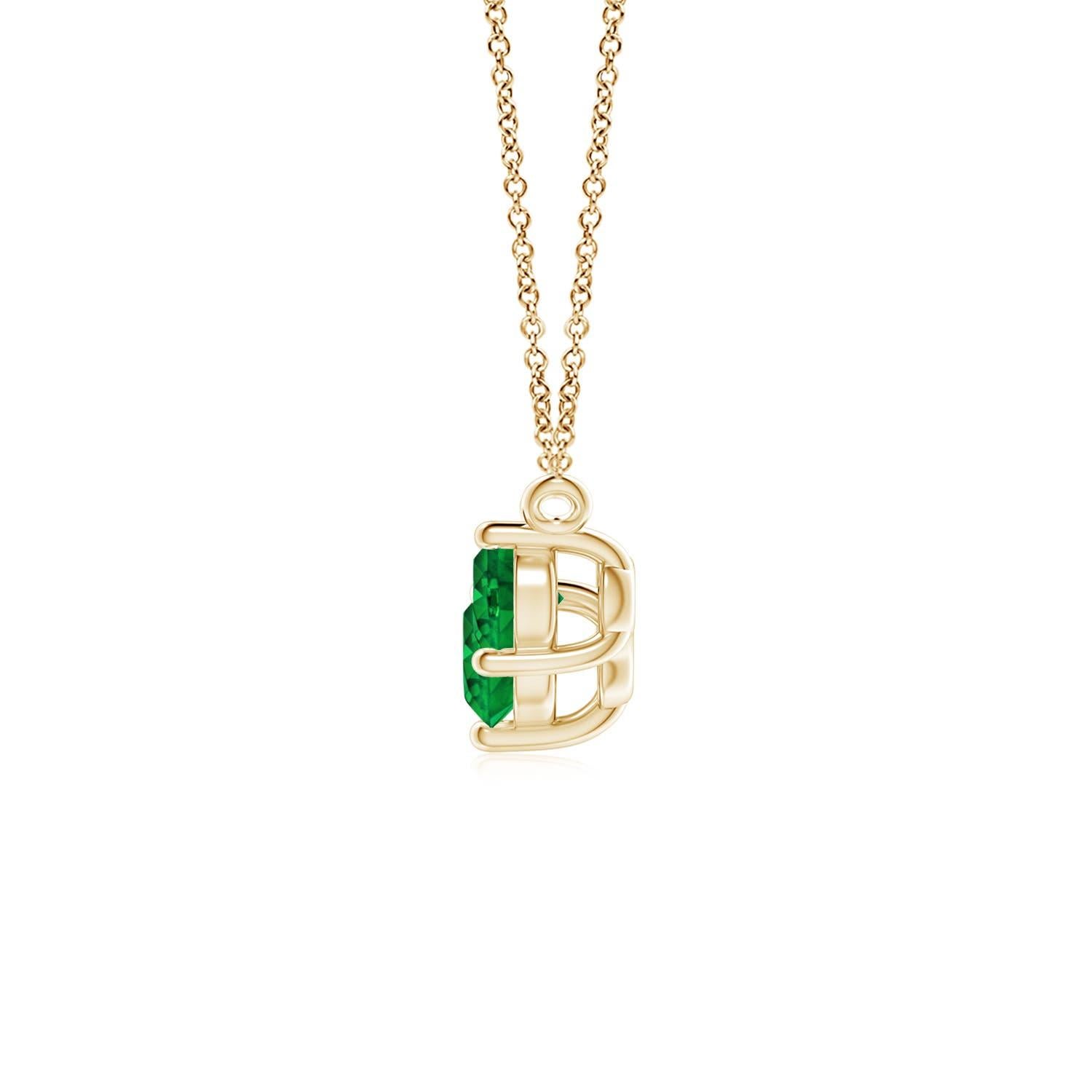 Ce collier trio d'émeraudes représentera magnifiquement votre amour et votre engagement indéfectibles. Fixées dans des montures à griffes en or jaune 14k, les trois émeraudes rondes d'un vert luxuriant semblent flotter sur la chaîne. L'arrangement
