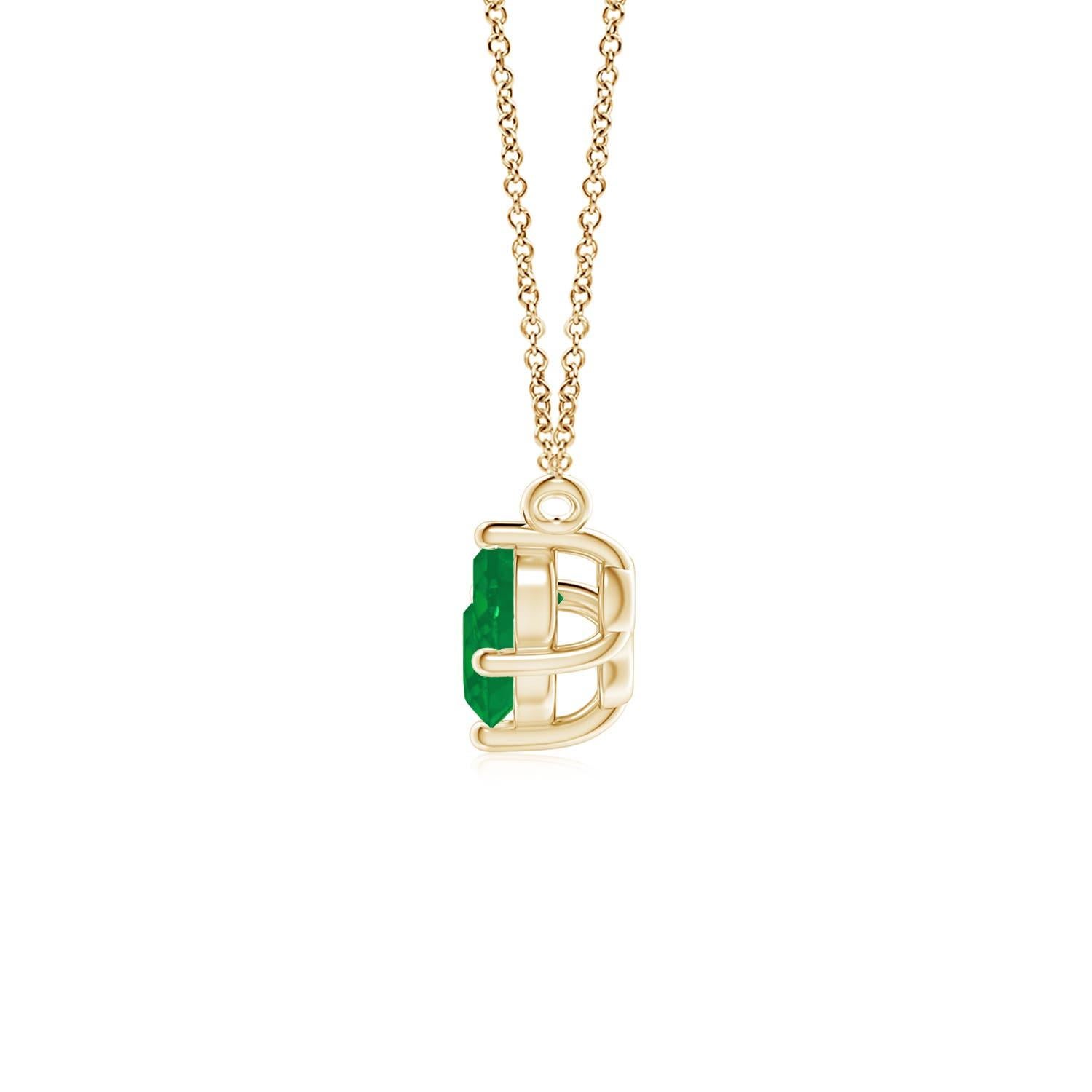 Ce collier trio d'émeraudes représentera magnifiquement votre amour et votre engagement indéfectibles. Fixées dans des montures à griffes en or jaune 14k, les trois émeraudes rondes d'un vert luxuriant semblent flotter sur la chaîne. La composition