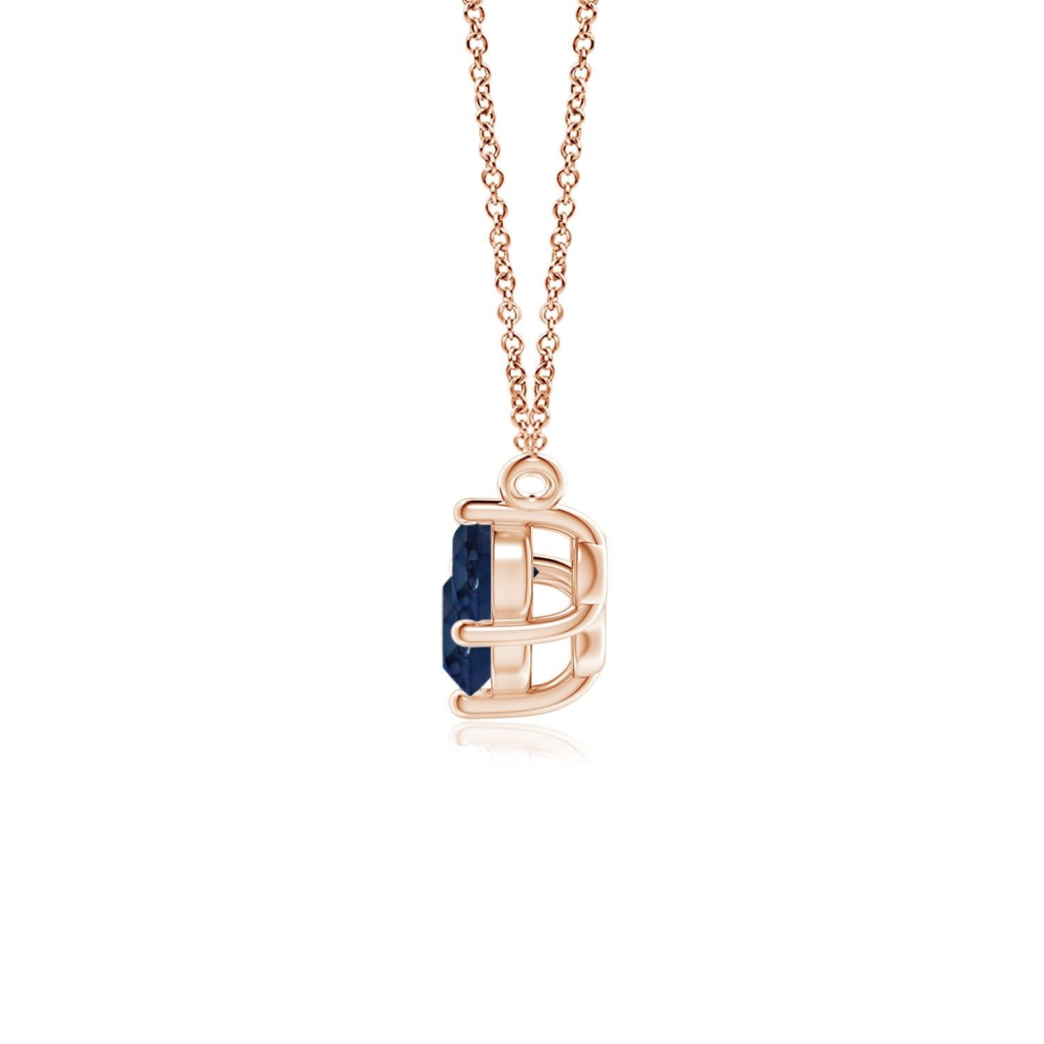 Questa collana con tre zaffiri rappresenterà magnificamente il tuo amore e il tuo impegno senza fine. Fissati in castoni in oro rosa 14k, i tre zaffiri blu rotondi sembrano fluttuare sulla catena. La composizione è spettacolare e simboleggia