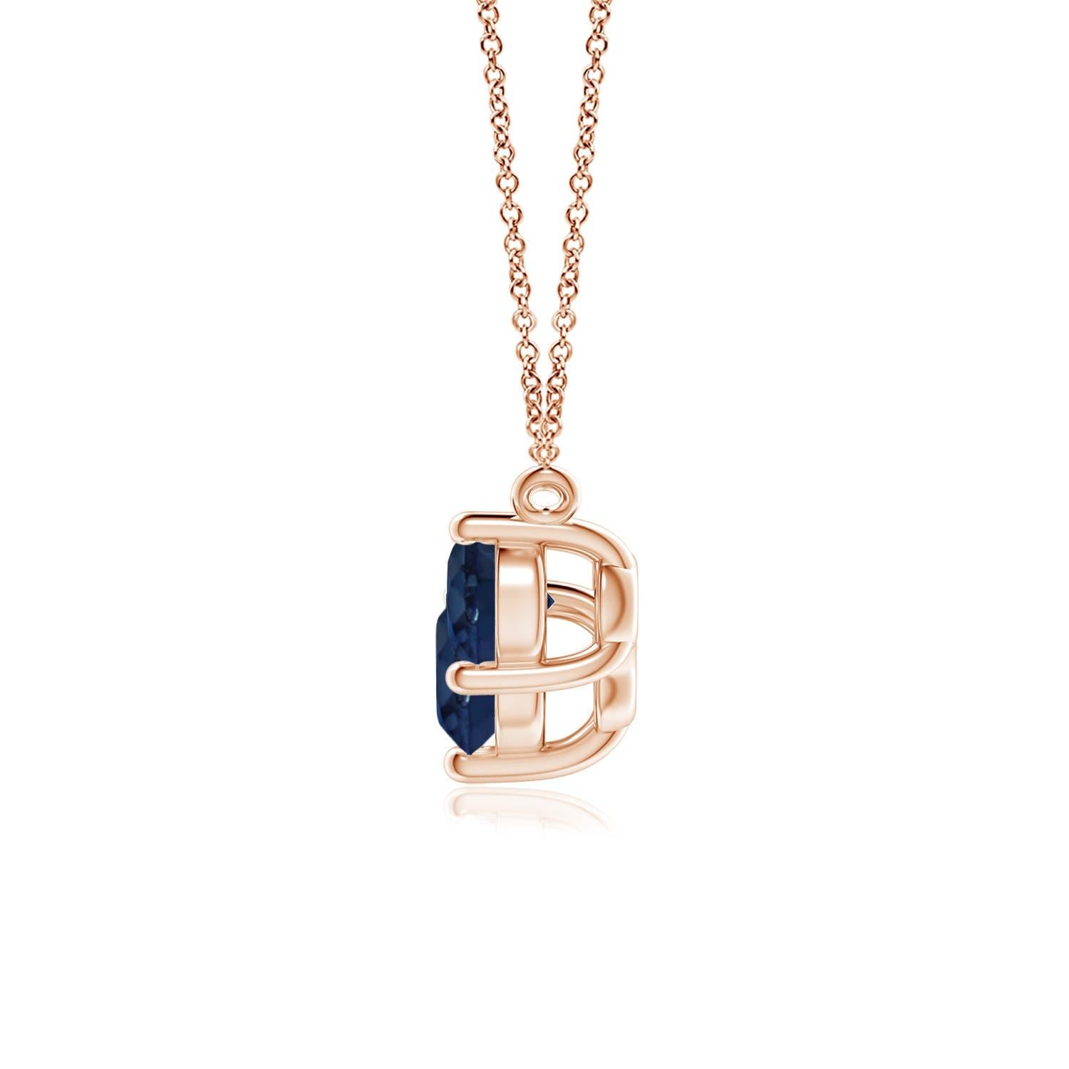Questa collana con tre zaffiri rappresenterà magnificamente il tuo amore e il tuo impegno senza fine. Fissati in castoni in oro rosa 14k, i tre zaffiri blu rotondi sembrano fluttuare sulla catena. La composizione è spettacolare e simboleggia