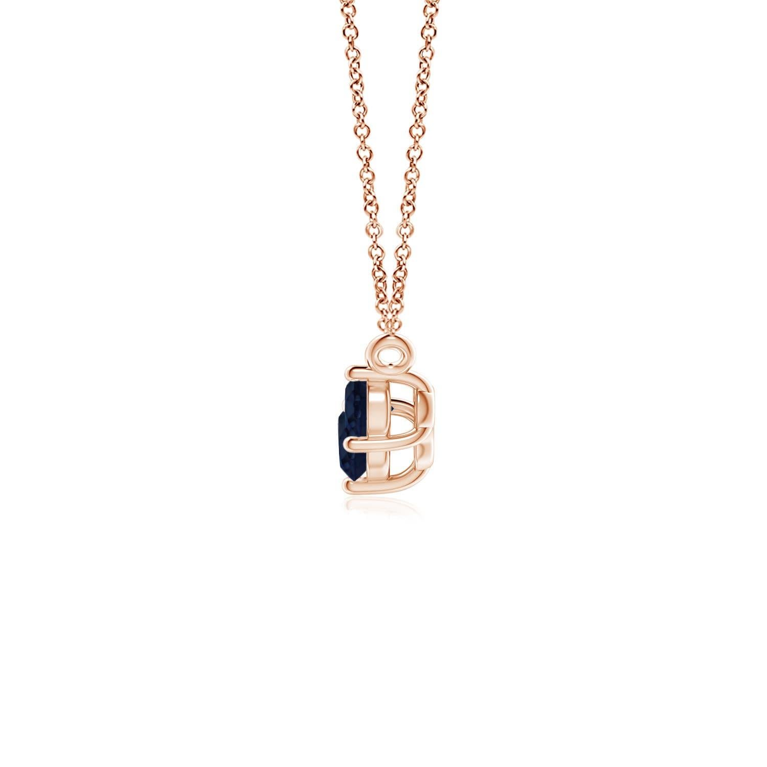 Questa collana con tre zaffiri rappresenterà magnificamente il tuo amore e il tuo impegno senza fine. Fissati in castoni in oro rosa 14k, i tre zaffiri blu rotondi sembrano fluttuare sulla catena. La composizione è spettacolare e simboleggia