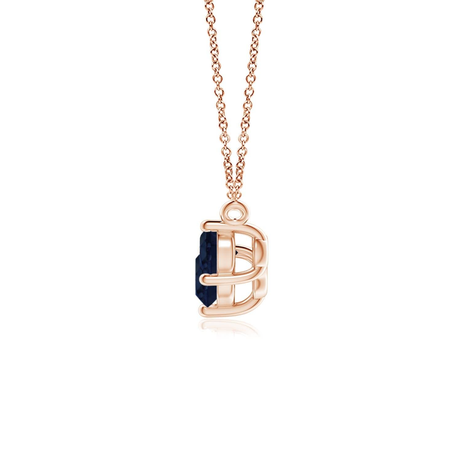 Questa collana con tre zaffiri rappresenterà magnificamente il tuo amore e il tuo impegno senza fine. Fissati in castoni in oro rosa 14k, i tre zaffiri blu rotondi sembrano fluttuare sulla catena. La composizione è spettacolare e simboleggia