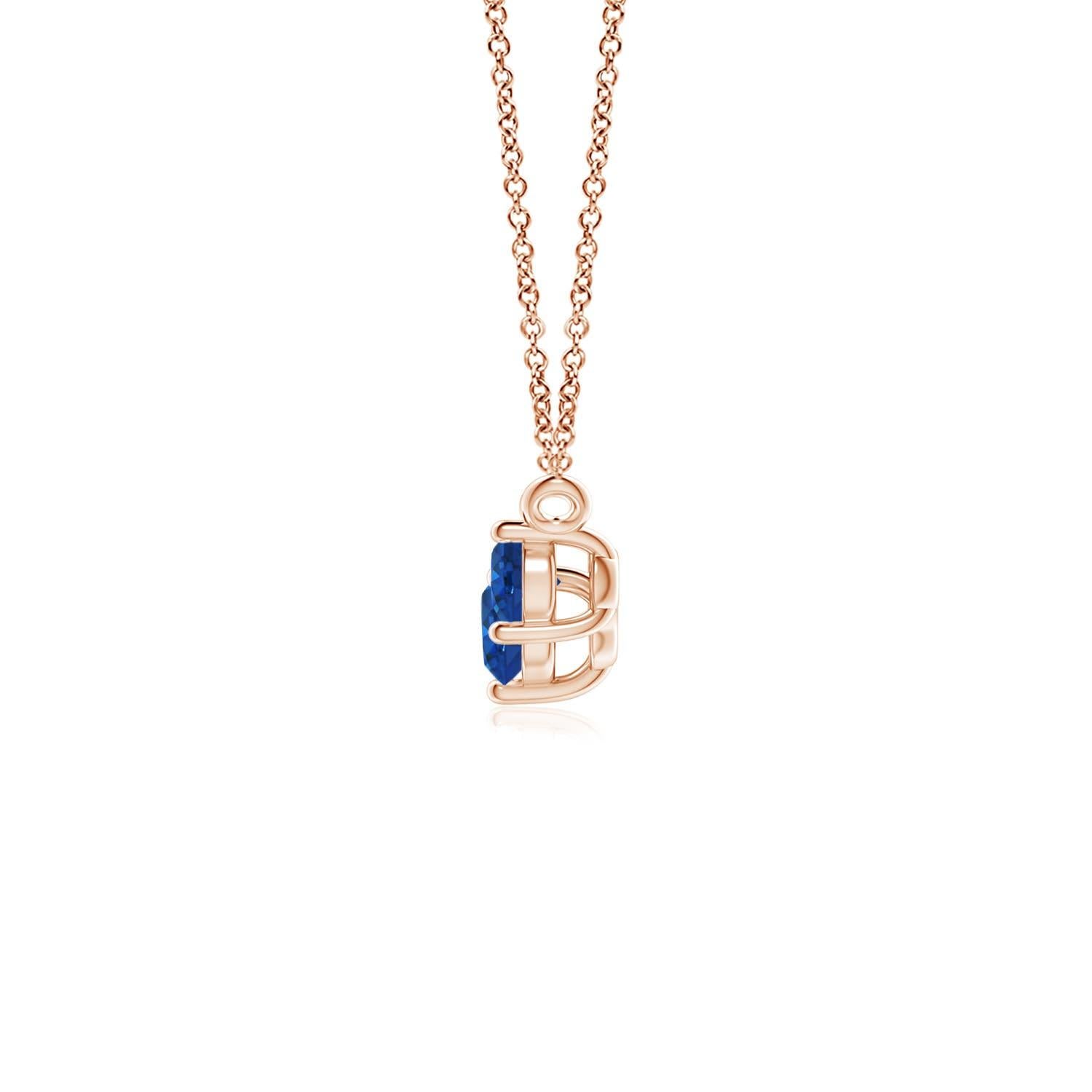 Questa collana con tre zaffiri rappresenterà magnificamente il tuo amore e il tuo impegno senza fine. Fissati in castoni in oro rosa 14k, i tre zaffiri blu rotondi sembrano fluttuare sulla catena. La composizione è spettacolare e simboleggia