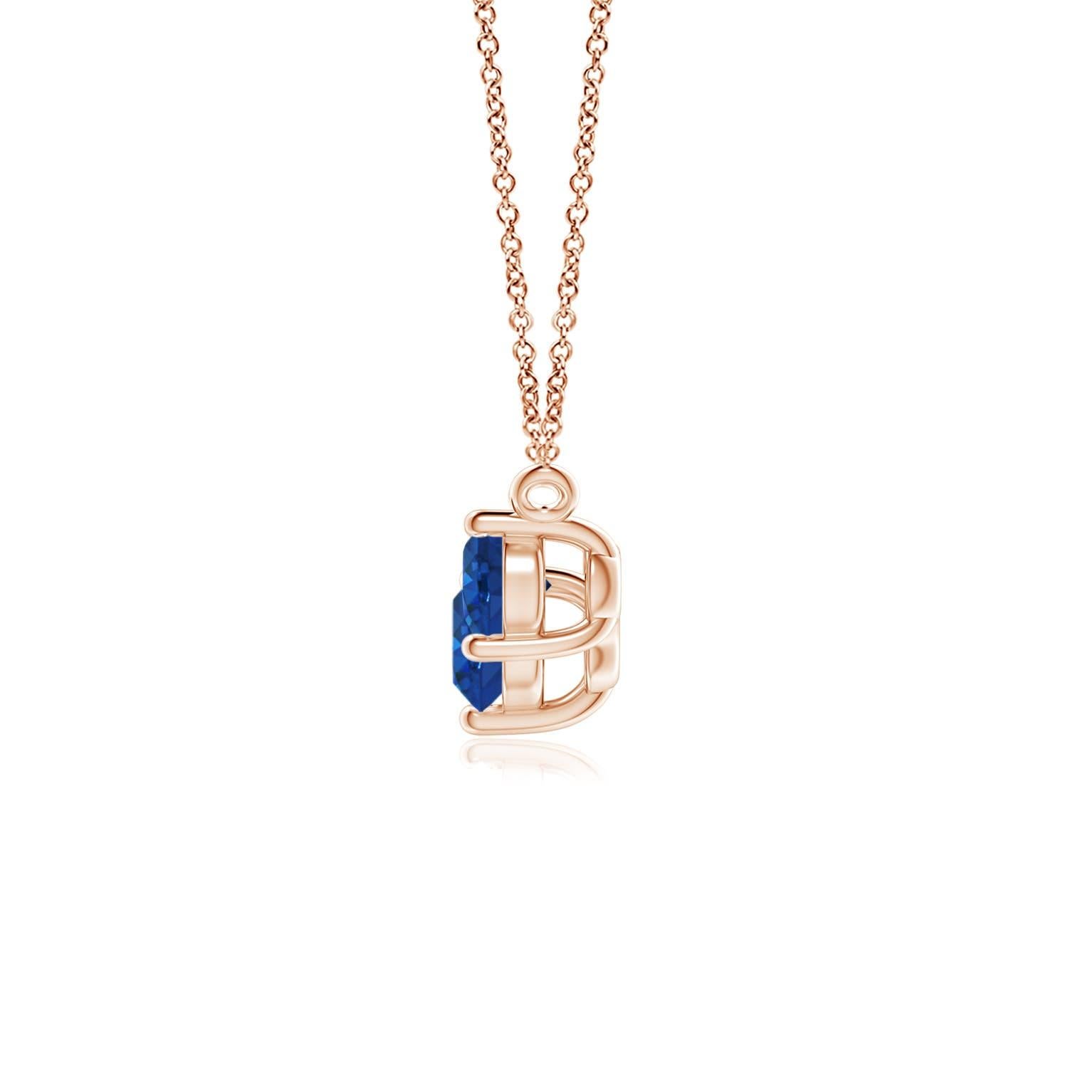 Questa collana con tre zaffiri rappresenterà magnificamente il tuo amore e il tuo impegno senza fine. Fissati in castoni in oro rosa 14k, i tre zaffiri blu rotondi sembrano fluttuare sulla catena. La composizione è spettacolare e simboleggia