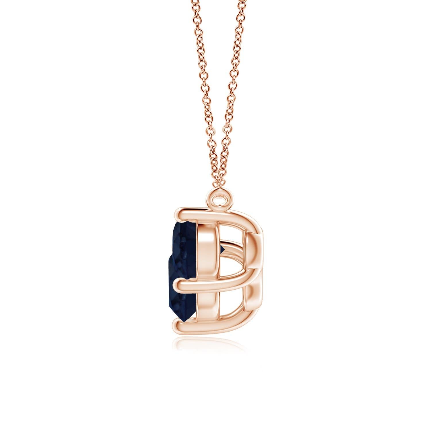 Questa collana con tre zaffiri rappresenterà magnificamente il tuo amore e il tuo impegno senza fine. Fissati in castoni in oro rosa 14k, i tre zaffiri blu rotondi sembrano fluttuare sulla catena. La composizione è spettacolare e simboleggia
