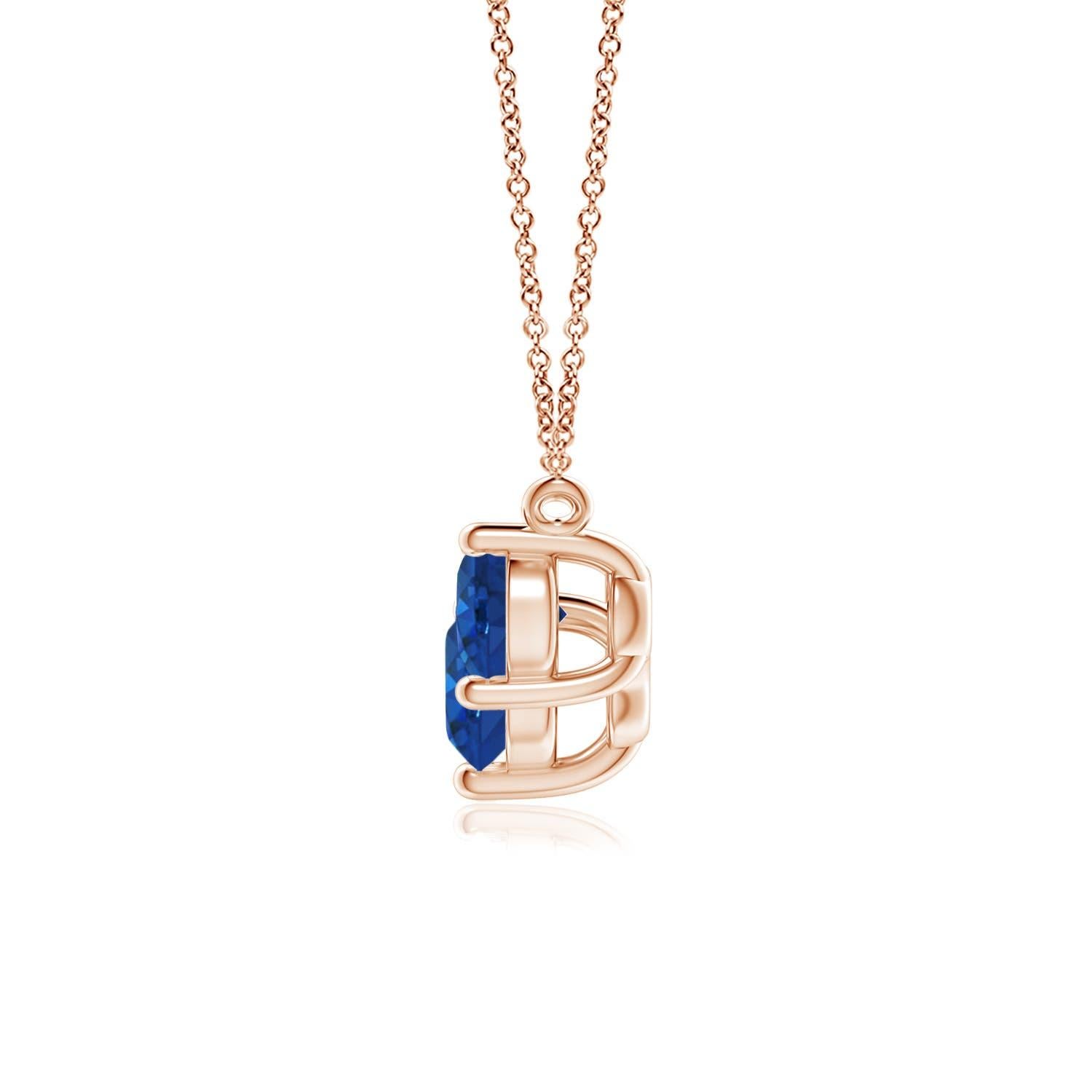 Questa collana con tre zaffiri rappresenterà magnificamente il tuo amore e il tuo impegno senza fine. Fissati in castoni in oro rosa 14k, i tre zaffiri blu rotondi sembrano fluttuare sulla catena. La composizione è spettacolare e simboleggia