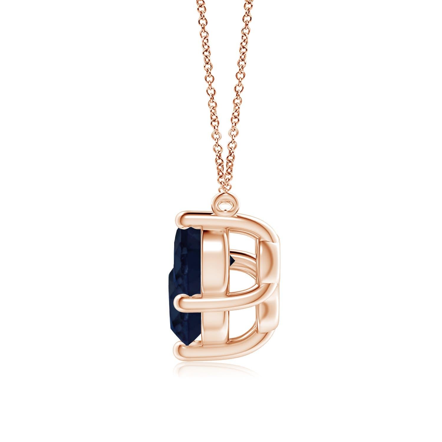 Questa collana con tre zaffiri rappresenterà magnificamente il tuo amore e il tuo impegno senza fine. Fissati in castoni in oro rosa 14k, i tre zaffiri blu rotondi sembrano fluttuare sulla catena. La composizione è spettacolare e simboleggia