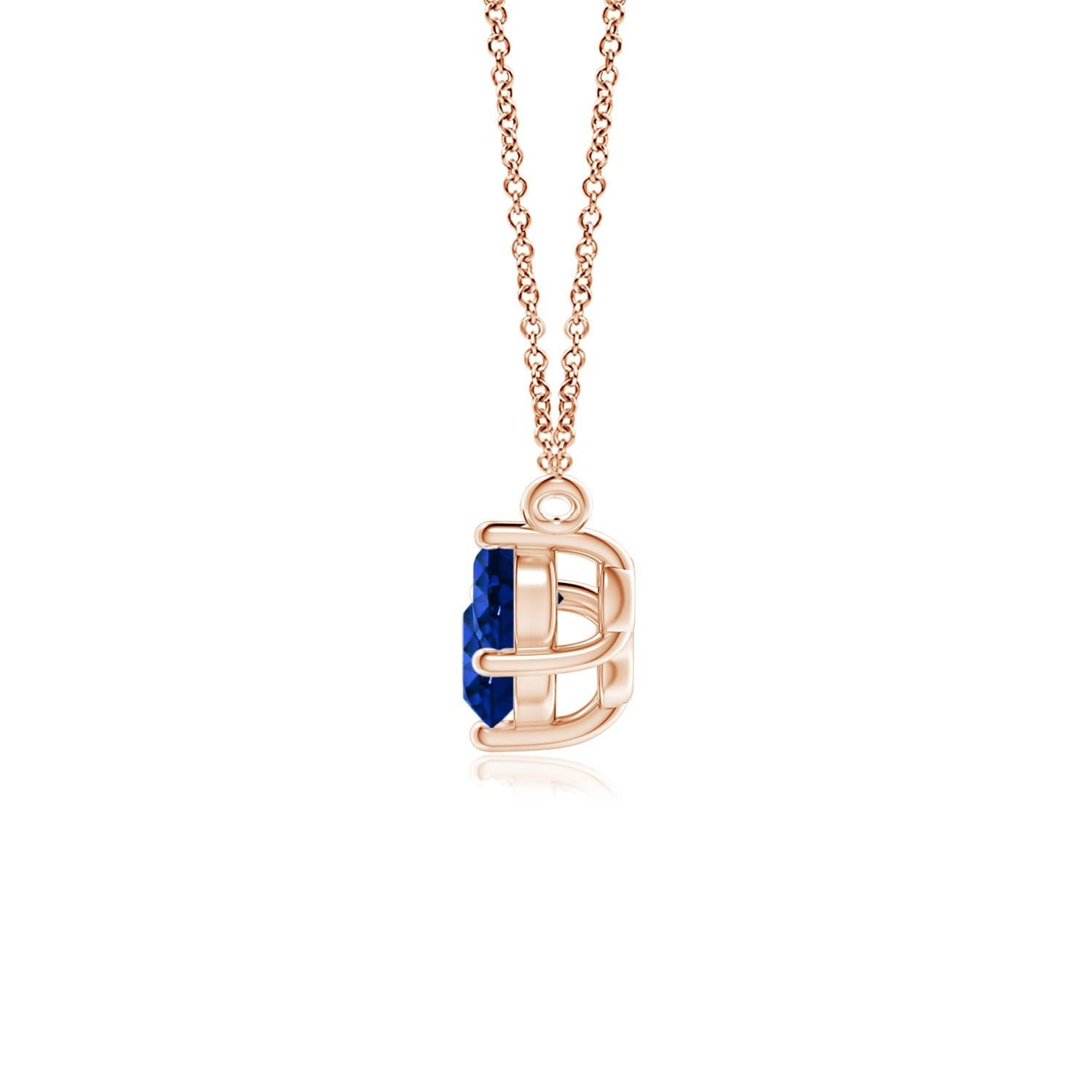Questa collana con tre zaffiri rappresenterà magnificamente il tuo amore e il tuo impegno senza fine. Fissati in castoni in oro rosa 14k, i tre zaffiri blu rotondi sembrano fluttuare sulla catena. La composizione è spettacolare e simboleggia