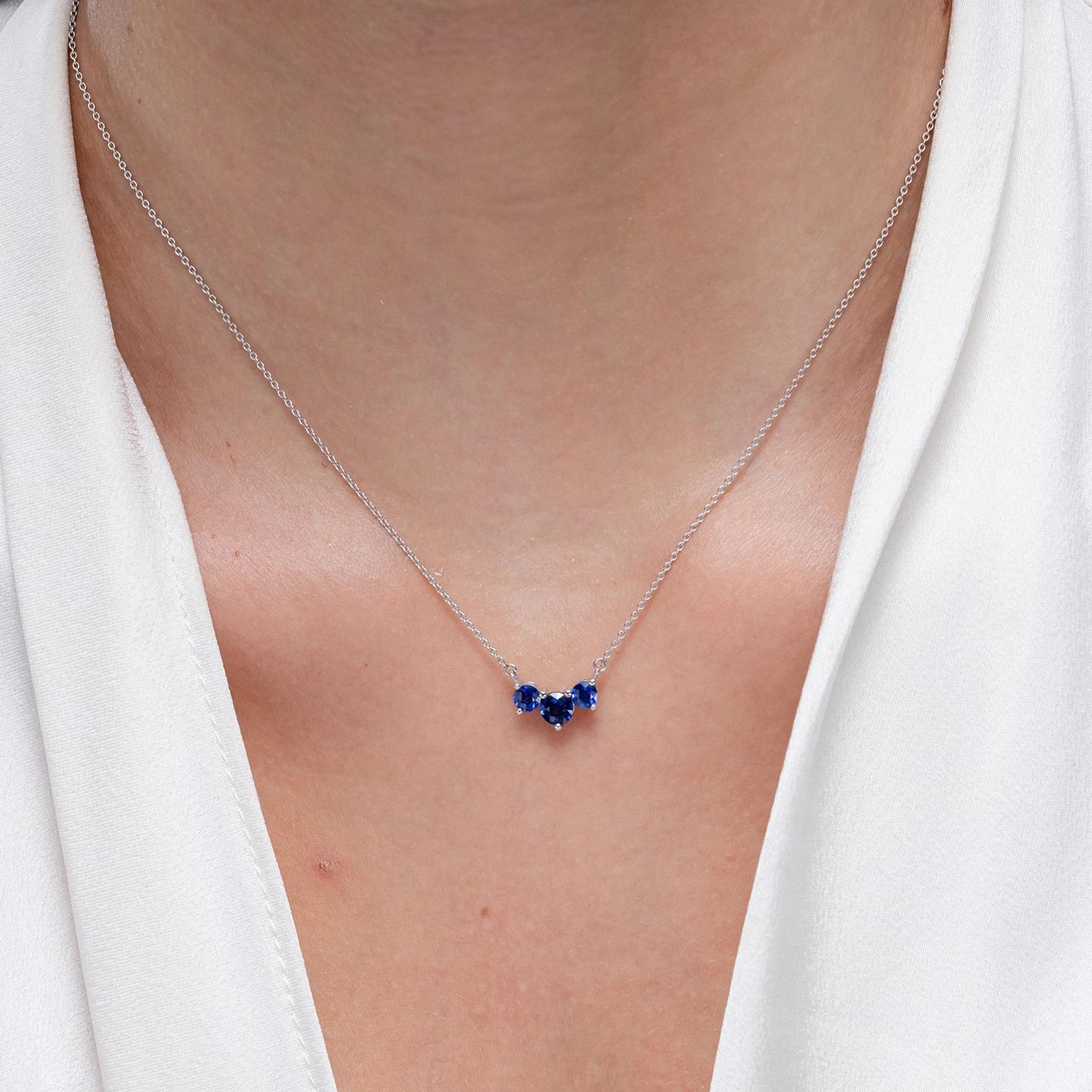 Moderno ANGARA Collana con zaffiri tondi Nature Classic Trio in oro rosa 14K per donna in vendita