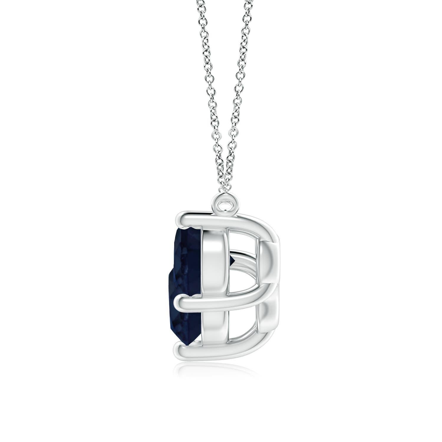 Questa collana con tre zaffiri rappresenterà magnificamente il tuo amore e il tuo impegno senza fine. Fissati in castoni in oro bianco 14k, i tre zaffiri blu rotondi sembrano fluttuare sulla catena. La composizione è spettacolare e simboleggia