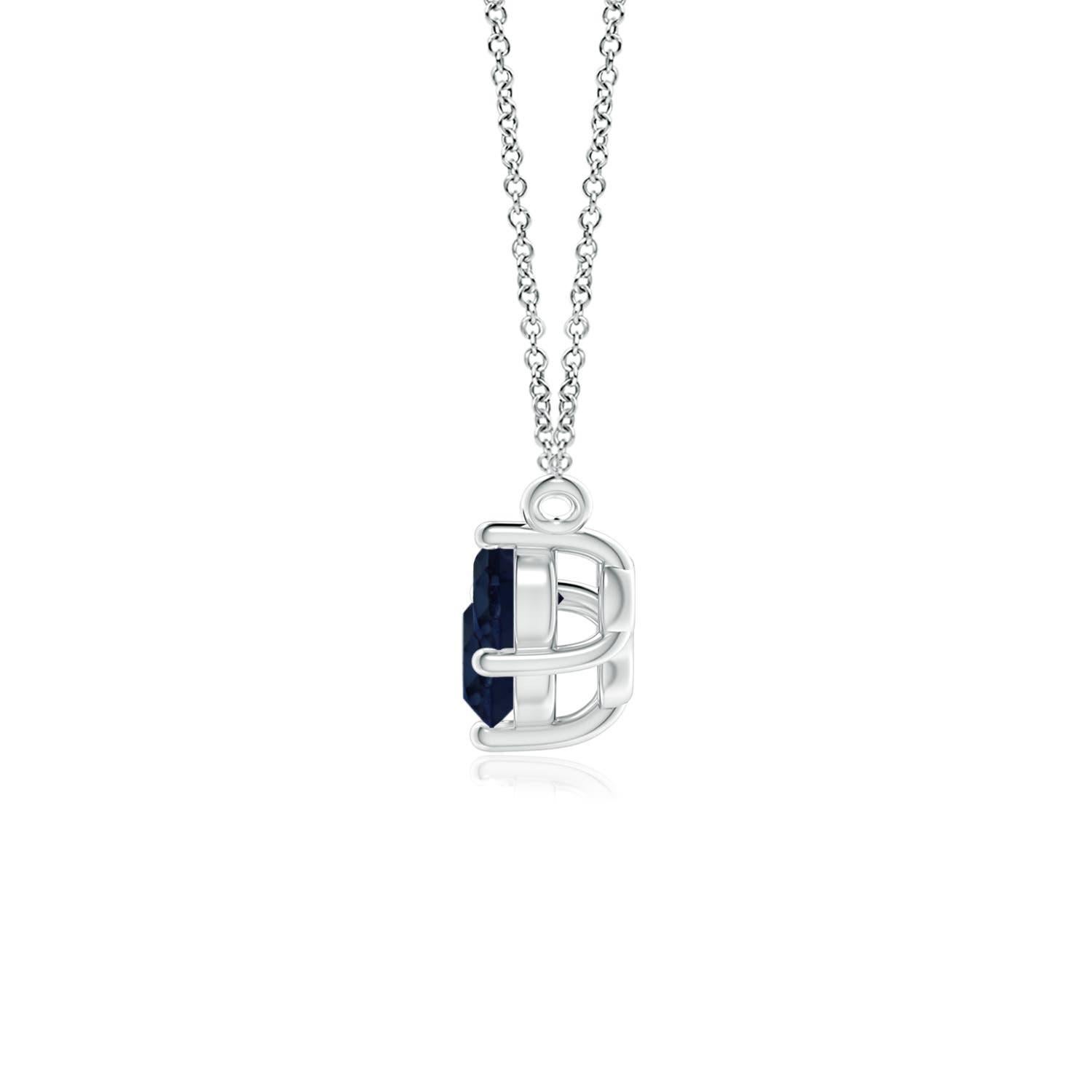 Questa collana con tre zaffiri rappresenterà magnificamente il tuo amore e il tuo impegno senza fine. Fissati in castoni in oro bianco 14k, i tre zaffiri blu rotondi sembrano fluttuare sulla catena. La composizione è spettacolare e simboleggia