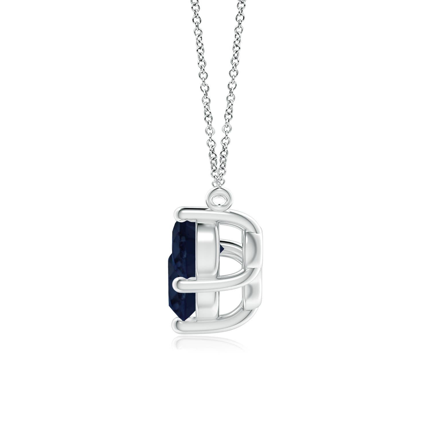 Questa collana con tre zaffiri rappresenterà magnificamente il tuo amore e il tuo impegno senza fine. Fissati in castoni di platino, i tre ipnotici zaffiri blu rotondi sembrano fluttuare sulla catena. La composizione è spettacolare e simboleggia