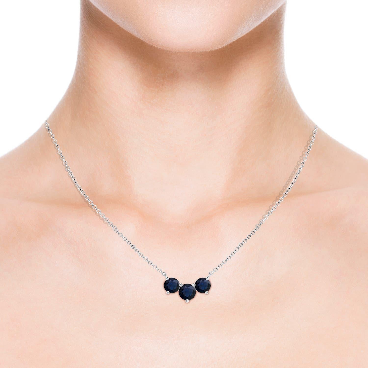 ANGARA Collana con zaffiri tondi classici naturali Trio in platino per donna In condizioni Nuovo in vendita a Los Angeles, CA