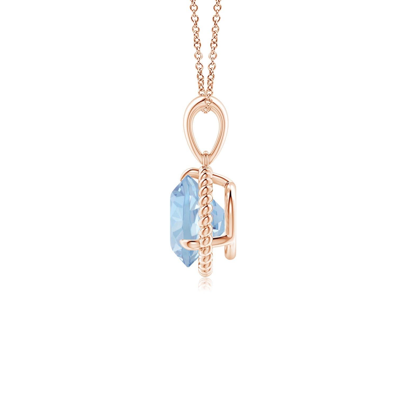 Eleganza e semplicit�à, questo ciondolo con solitario di acquamarina è realizzato in oro rosa 14k. L'acquamarina rotonda con artiglio incastonato è circondata da una cornice di corda attorcigliata che conferisce un tocco di unicità al