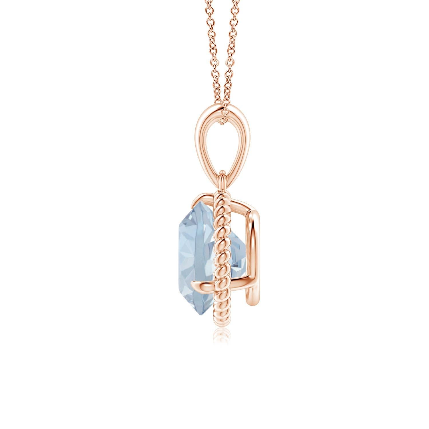 Este colgante solitario de aguamarina, que destila sencillez con un toque de elegancia, está diseñado en oro rosa de 14 quilates. La aguamarina redonda engastada en garras está rodeada por un marco de cuerda retorcida que confiere un toque de