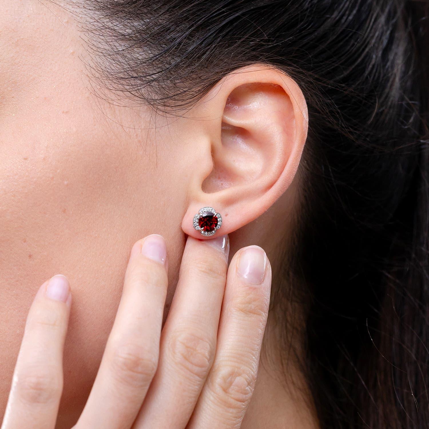 Moderne Angara - Boucles d'oreilles trèfle en or massif 14 carats, grenat naturel, serti clos, 2ct en vente